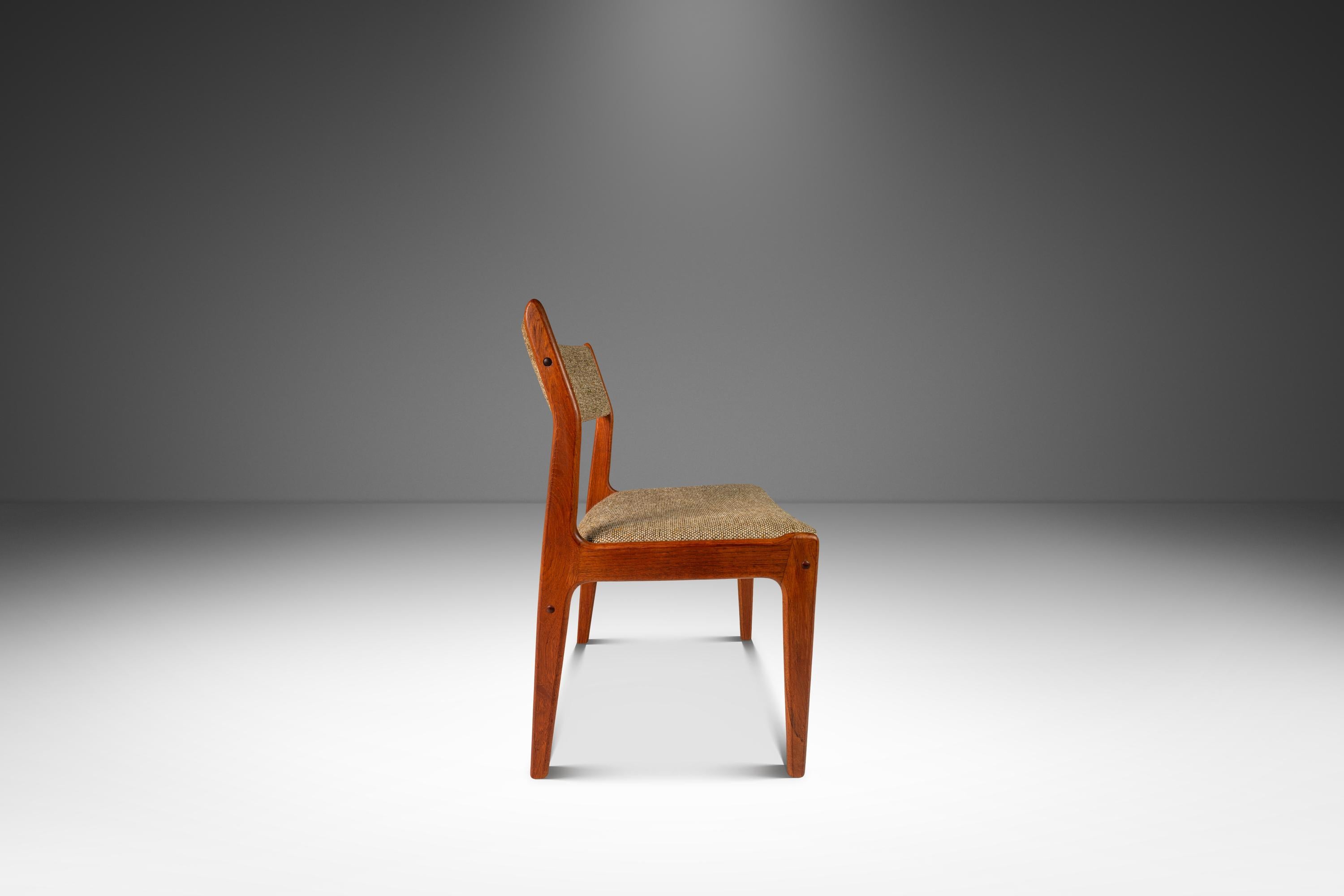 Sedia da pranzo/scrivania in teak e tessuto color avena, Scandinavia Woodworks, anni '70 ca. In condizioni buone in vendita a Deland, FL