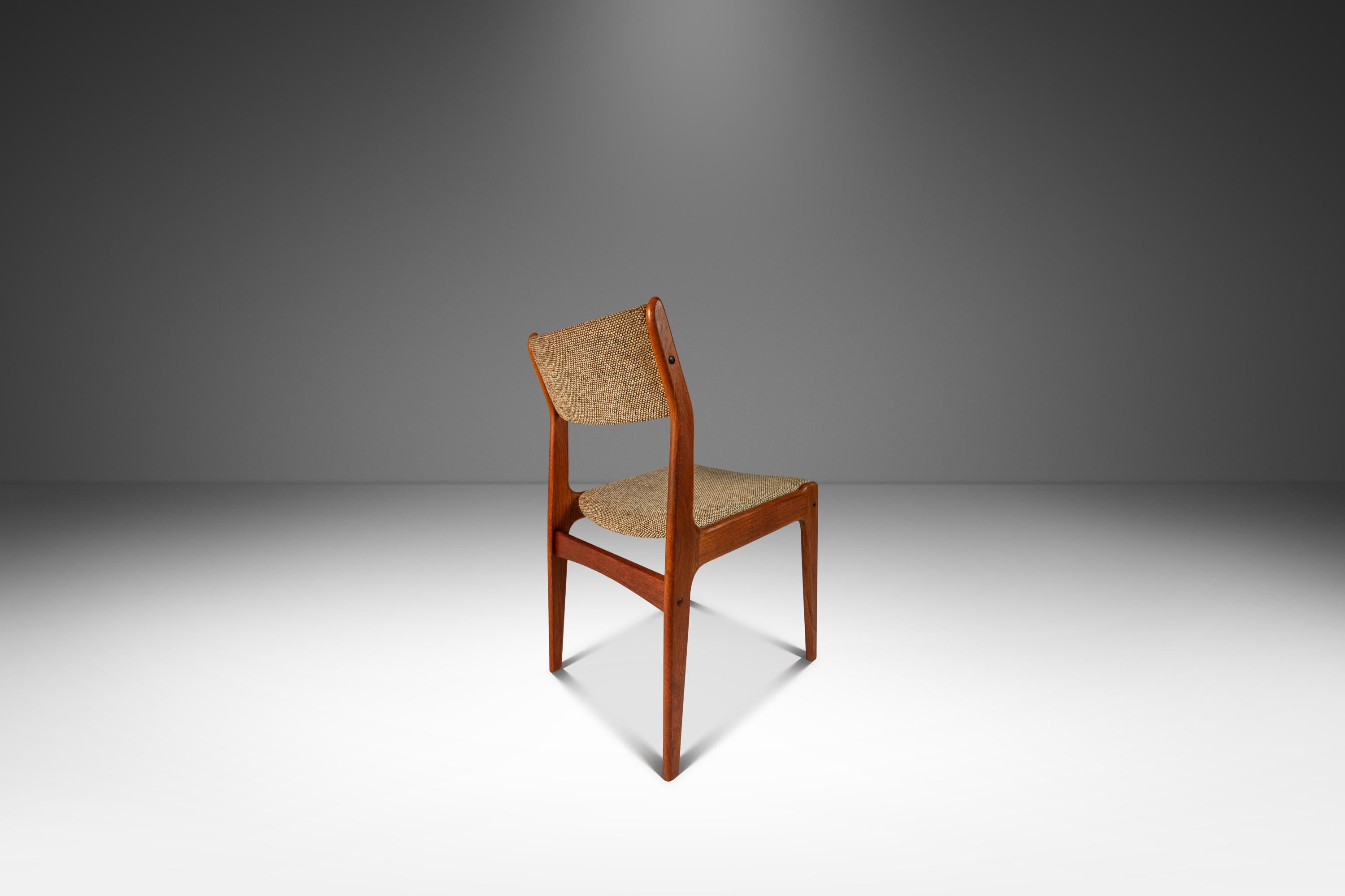 Teak Sedia da pranzo/scrivania in teak e tessuto color avena, Scandinavia Woodworks, anni '70 ca. in vendita