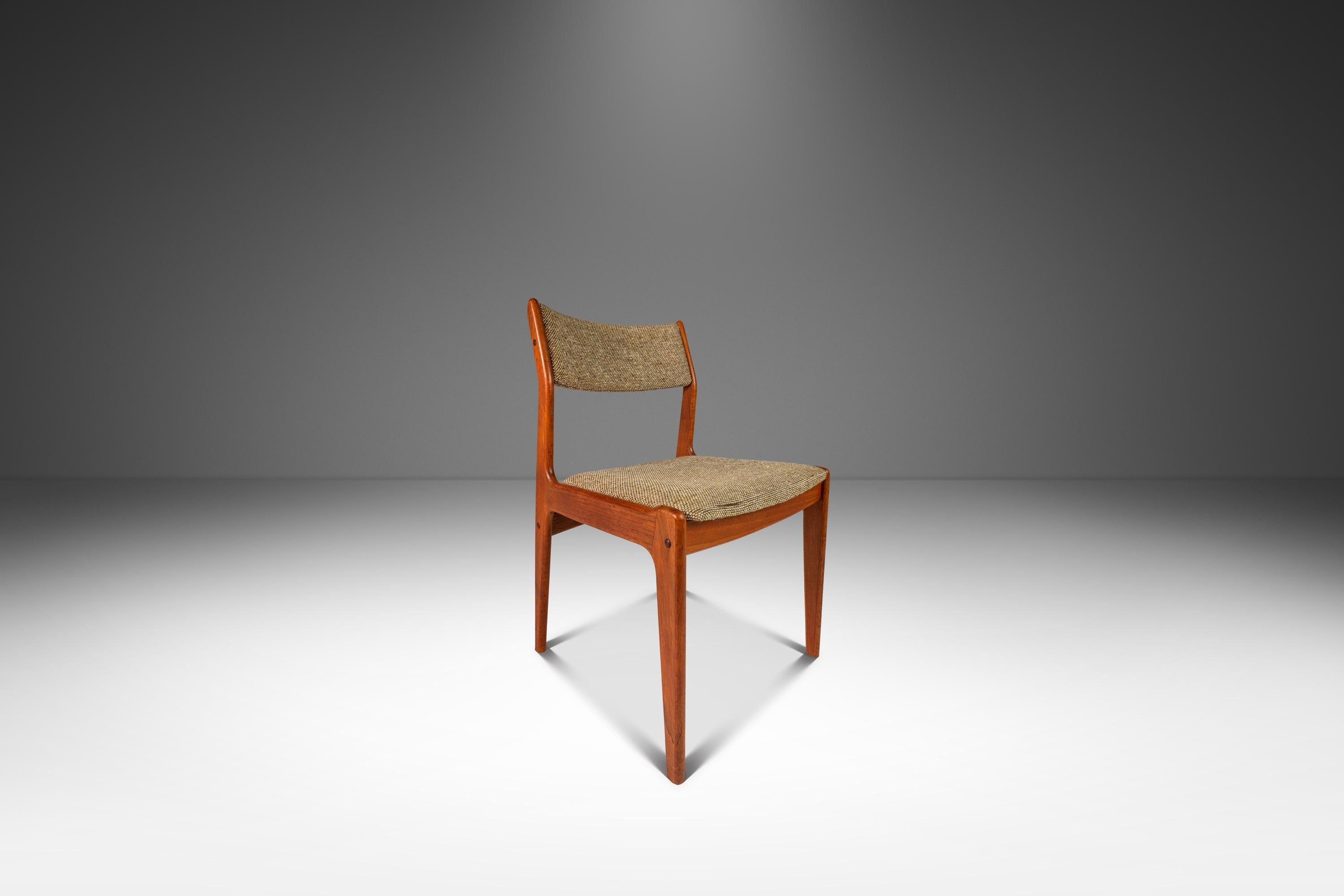 Sedia da pranzo/scrivania in teak e tessuto color avena, Scandinavia Woodworks, anni '70 ca. in vendita 1