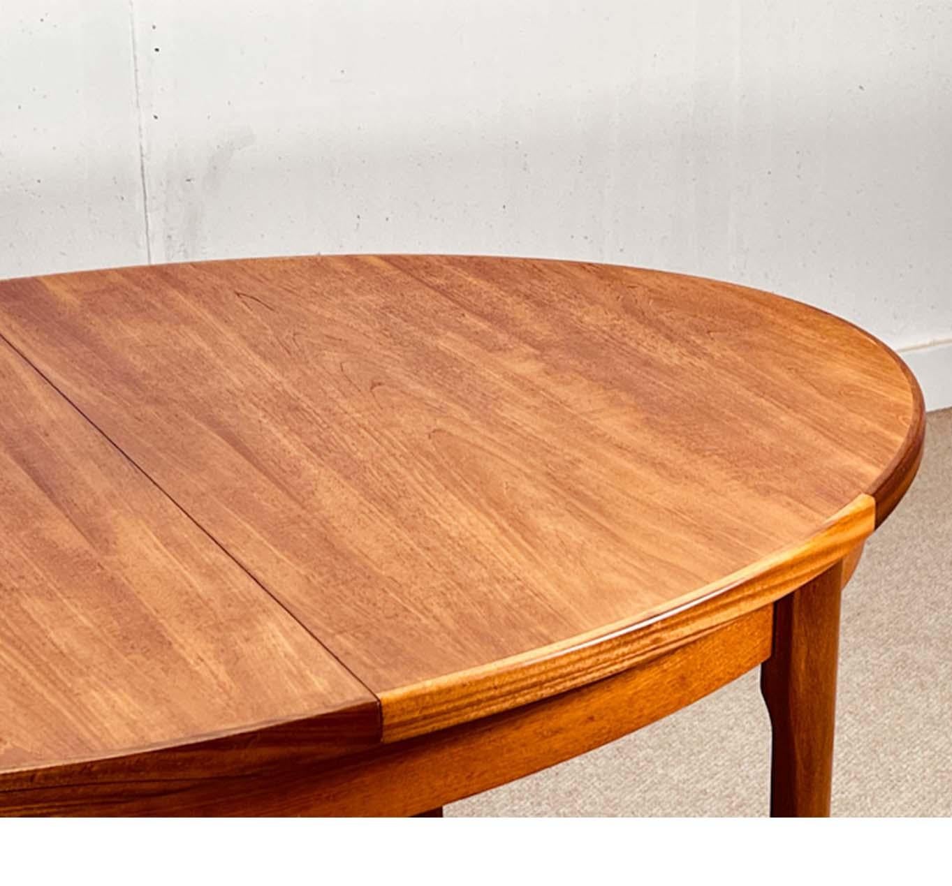 Dining extending table, oval shape in teak In Excellent Condition In Buxton, GB