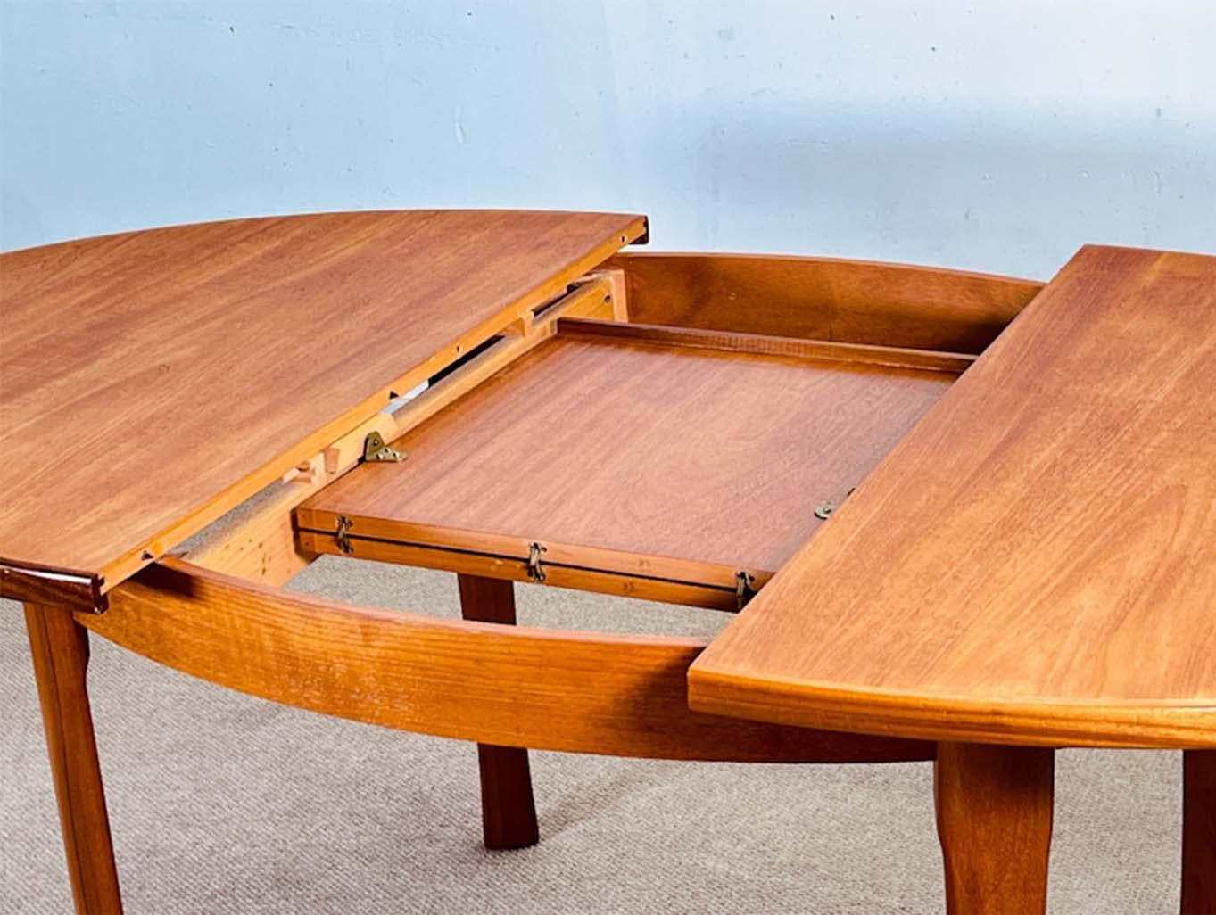 20th Century Dining extending table, oval shape in teak