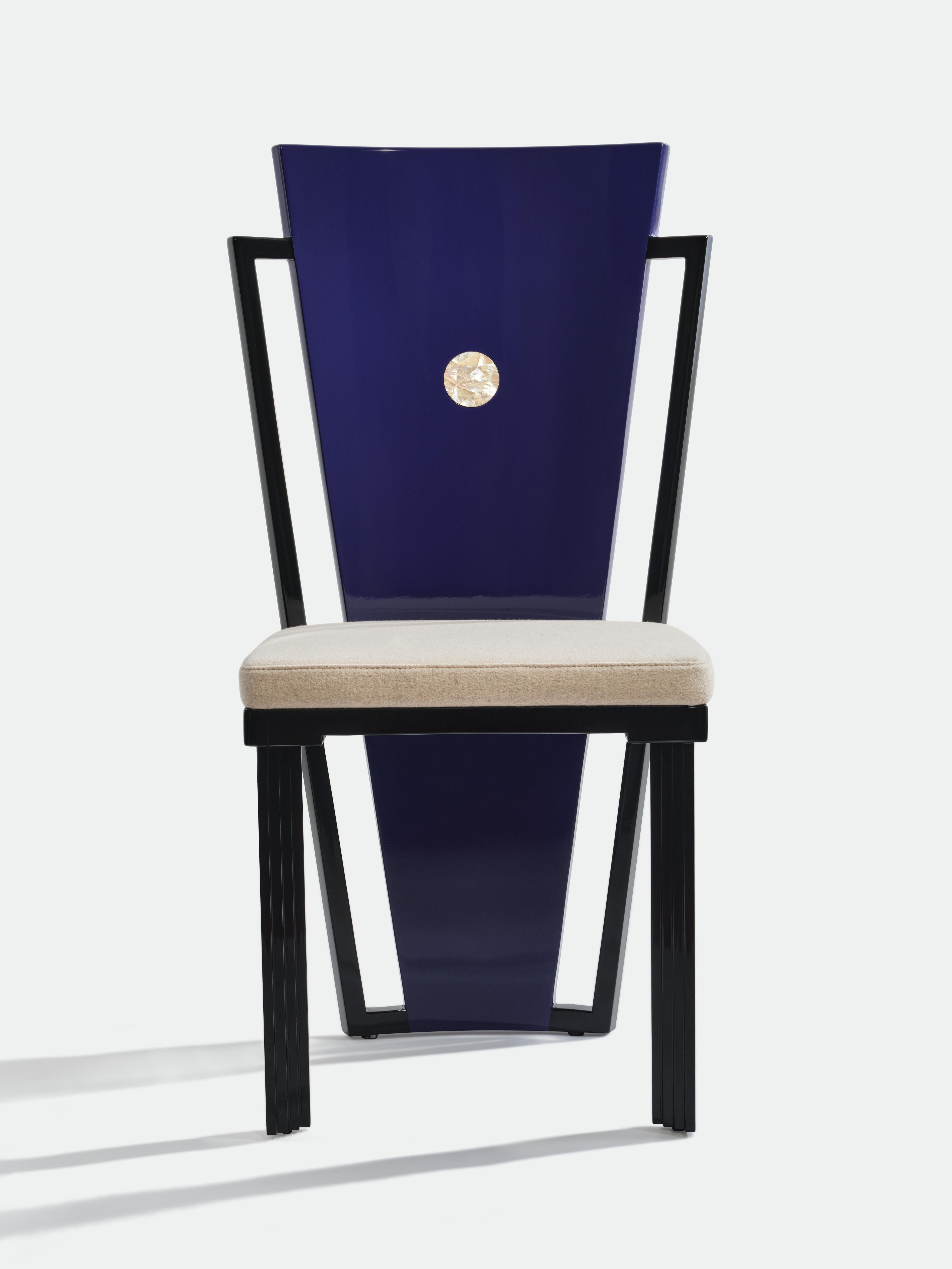 Sedia a ventaglio da pranzo in legno laccato, conchiglie e imbottitura in lana di Artempo
Dimensioni: D 52 x L 45 x H 97  cm.
Materiali: Wood, compensato, conchiglia e lana.

Artempo significa arte del tempo. Con il passare del tempo, l'arte pura