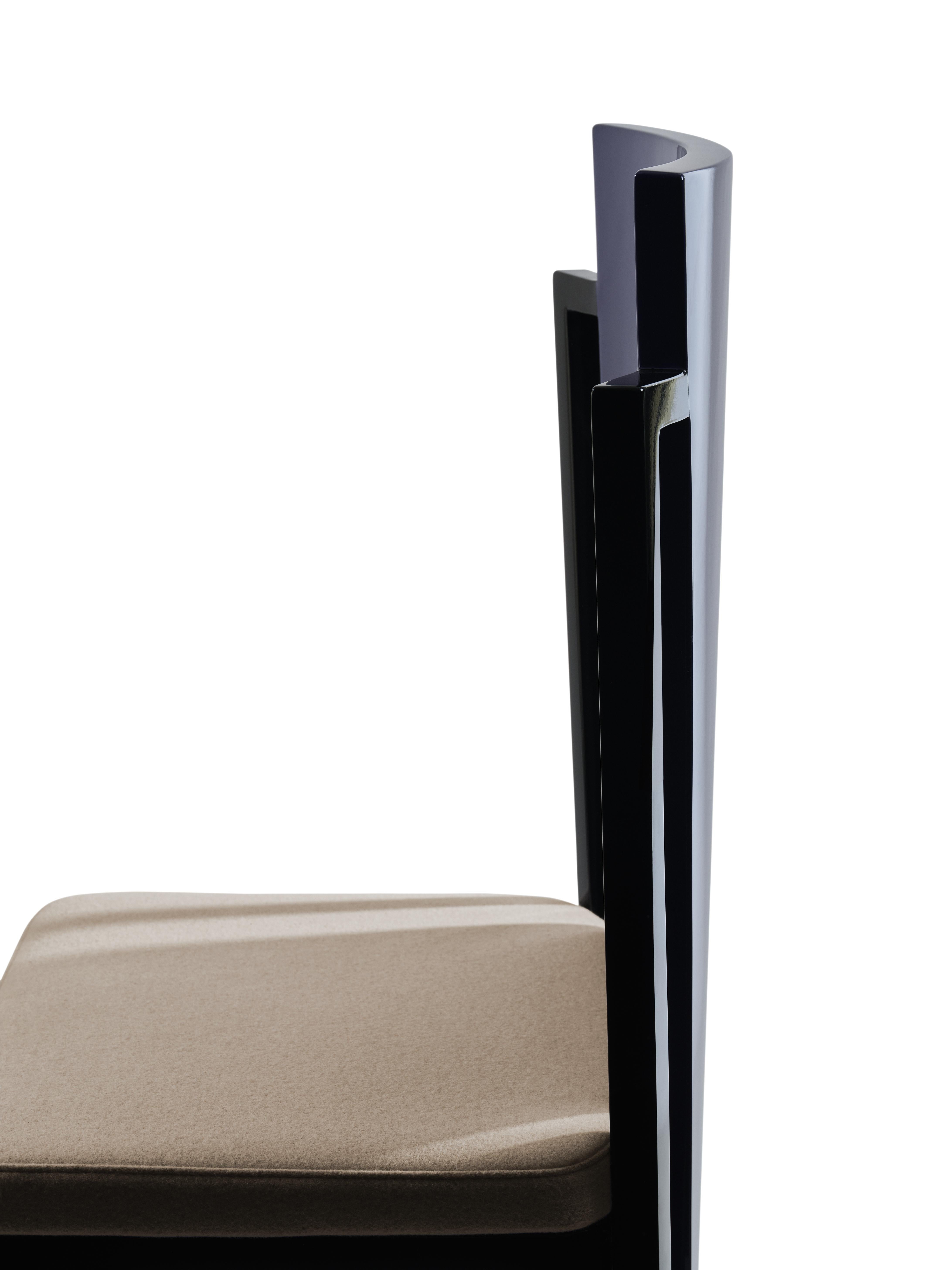 Laccato Sedia a ventaglio da pranzo in legno laccato, conchiglie e imbottitura in lana di Artempo in vendita