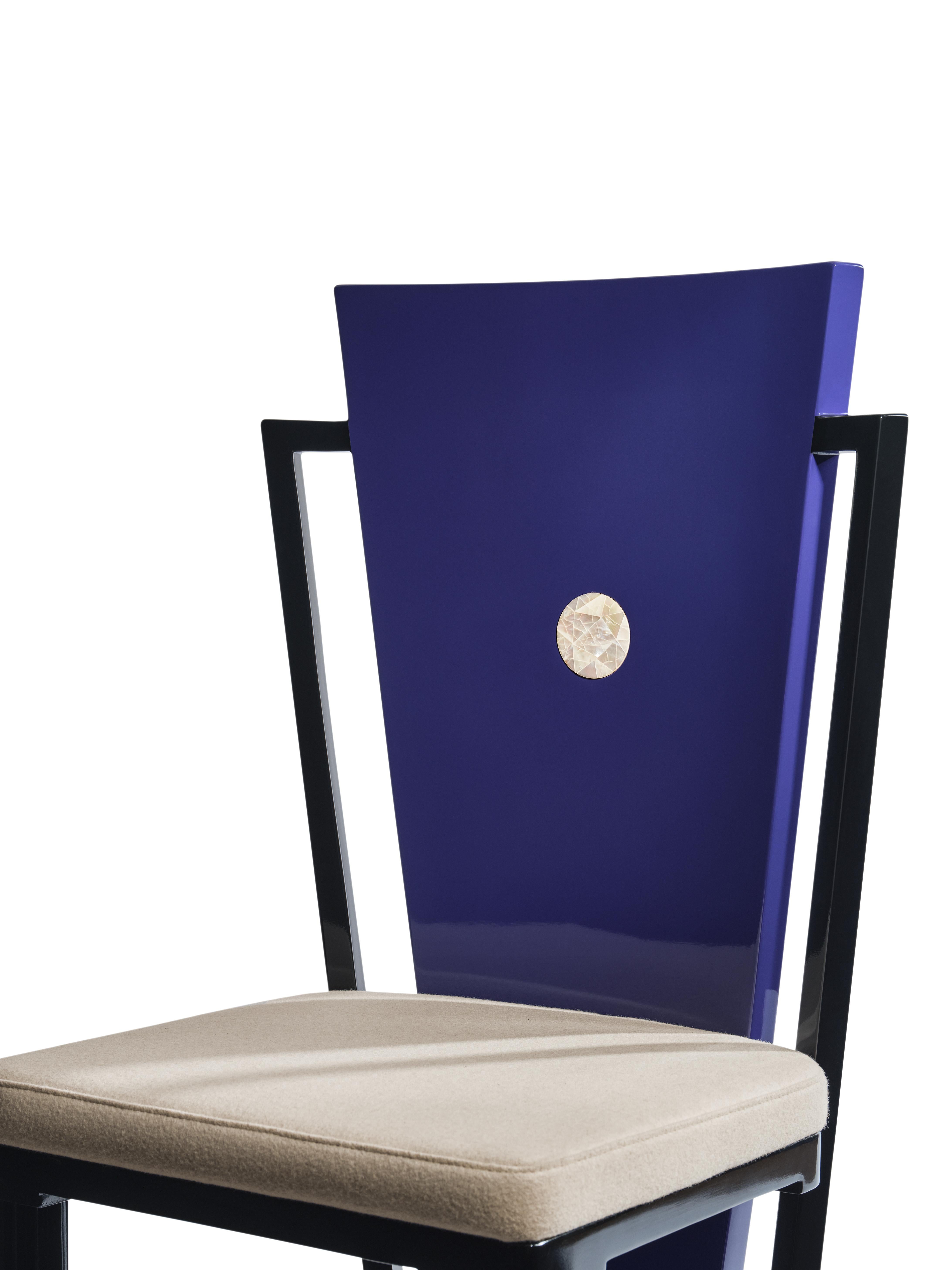 XXI secolo e contemporaneo Sedia a ventaglio da pranzo in legno laccato, conchiglie e imbottitura in lana di Artempo in vendita