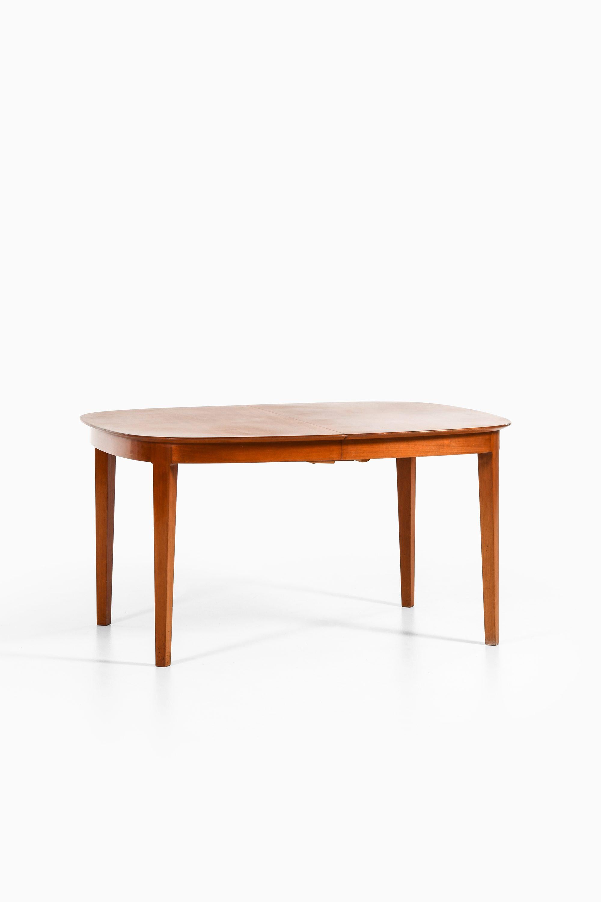 Dining in Mahogany and Stained Pine by Frits Henningsen, 1940's

Additional Information:
Material: Mahogany and stained pine
Style: Mid century, Scandinavian
Produced by cabinetmaker Frits Henningsen in Denmark
Dimensions (W x D x H): 140 355 x 110