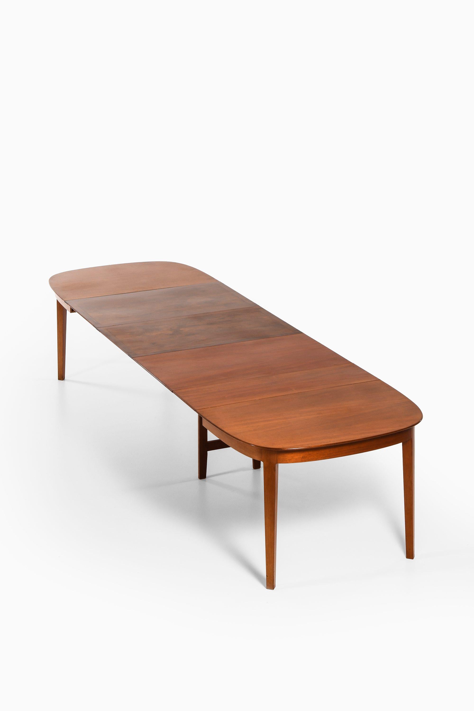Scandinavian Modern Dining in Mahogany and Stained Pine by Frits Henningsen, 1940's For Sale