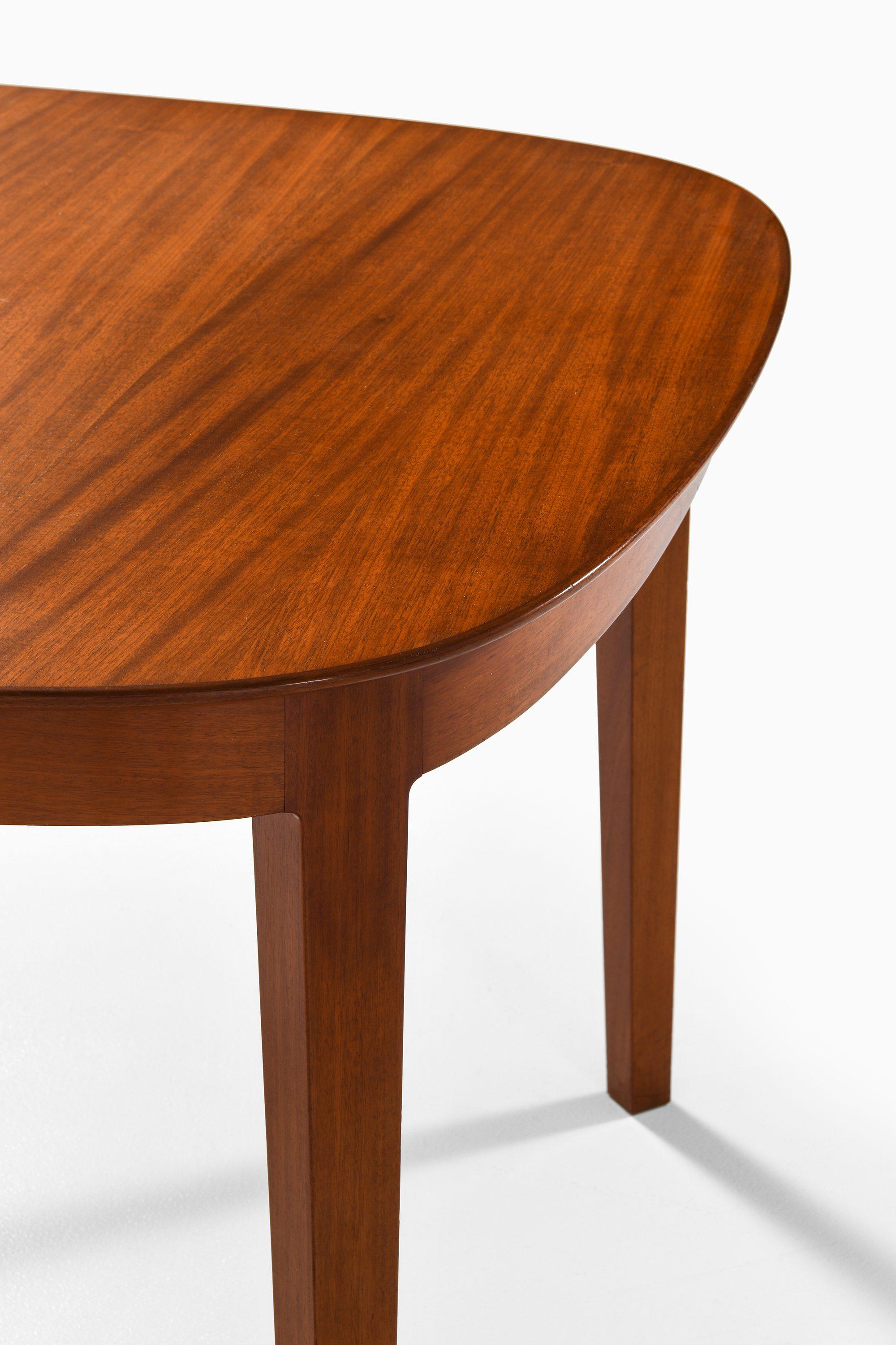 Dining in Mahogany and Stained Pine by Frits Henningsen, 1940's In Good Condition For Sale In Limhamn, Skåne län