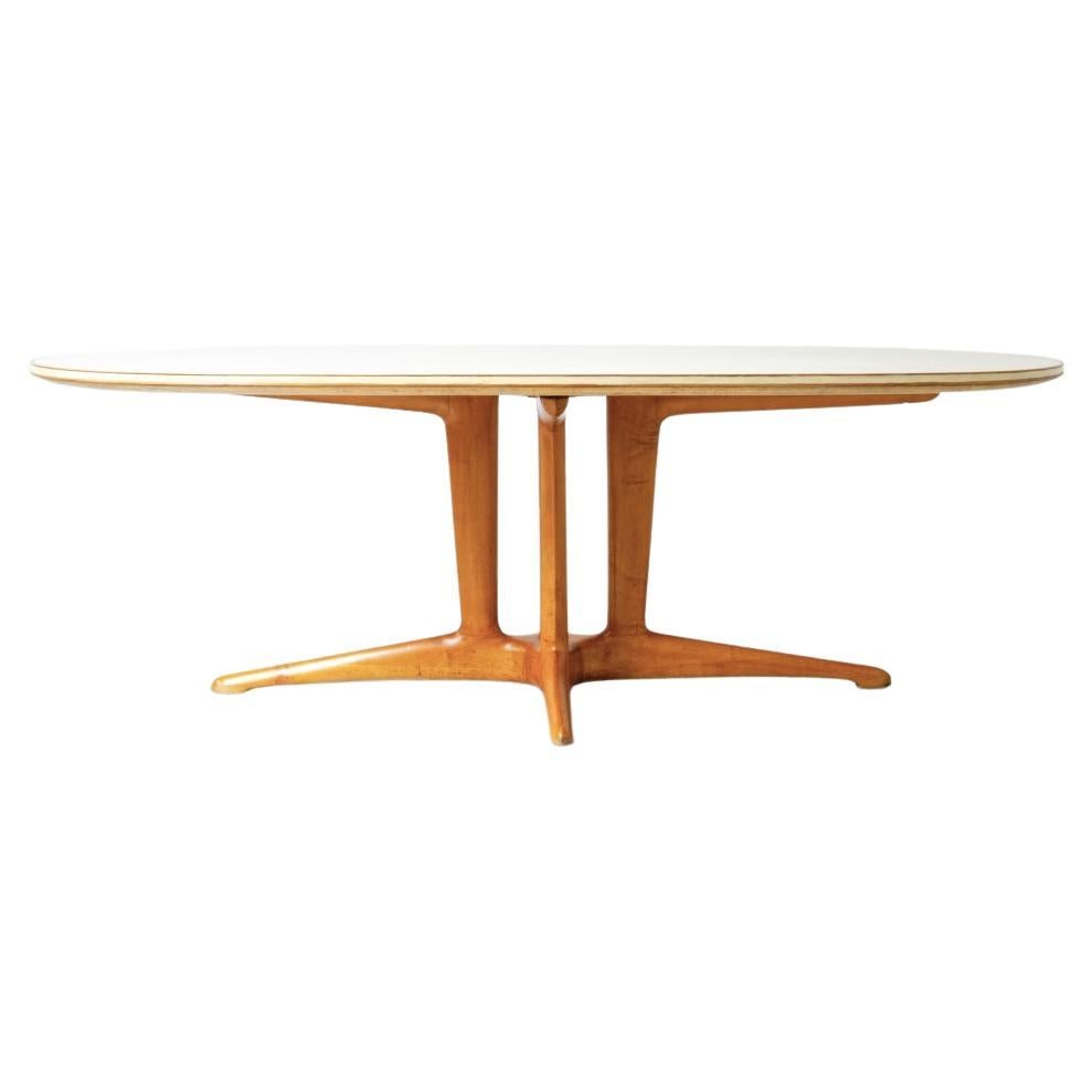 Einzigartiger großer Tisch mit eleganter Struktur aus Ahornholz und einer mit Ziegenleder bezogenen Platte.

Italienische Herstellung aus den 1950er Jahren.

