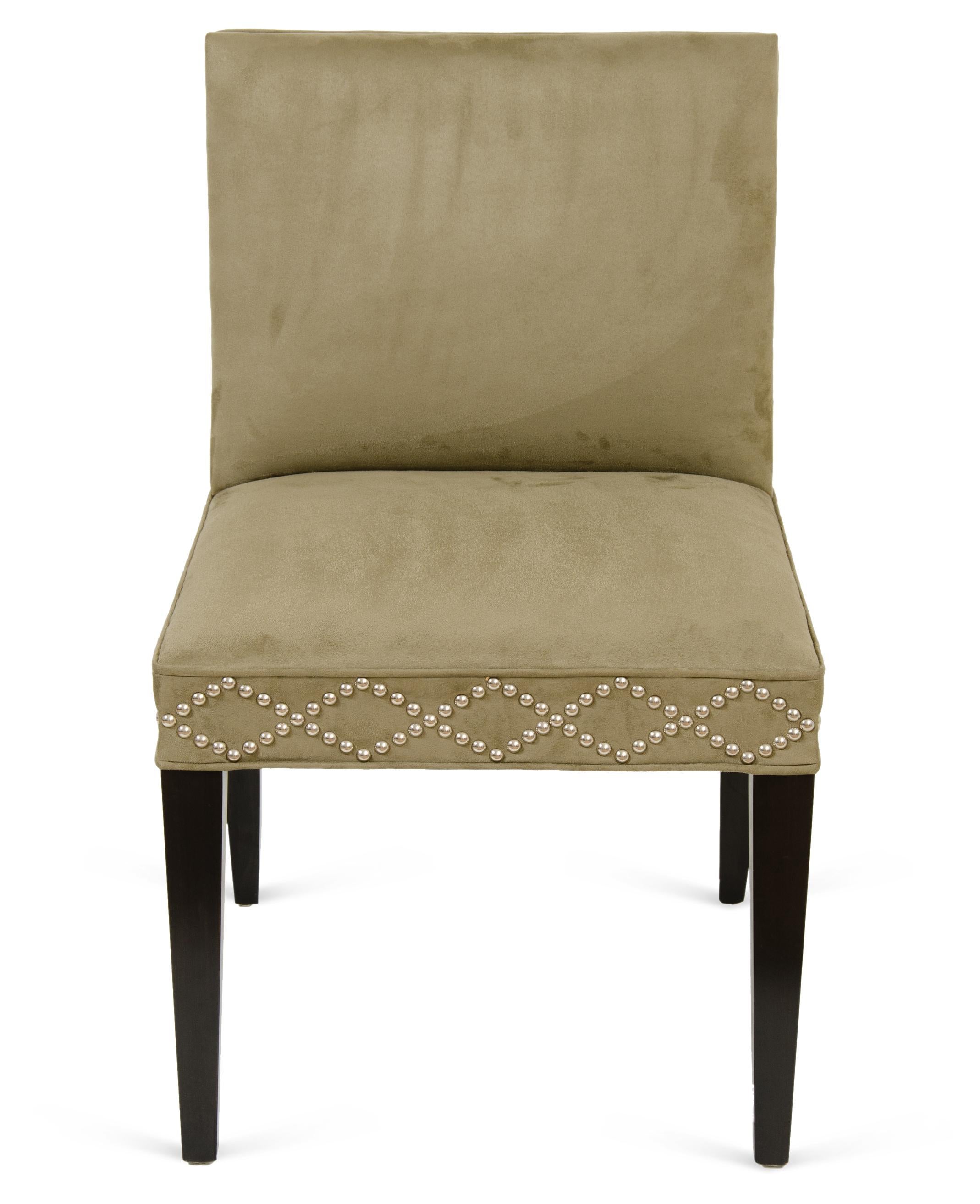 Stuhl im neoklassischen Stil mit kontrastierender Nagelbeschichtung  (amerikanisch) im Angebot