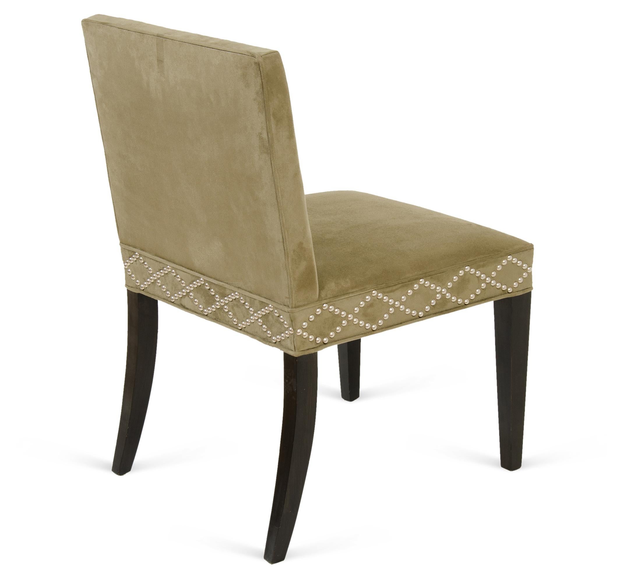 Stuhl im neoklassischen Stil mit kontrastierender Nagelbeschichtung  (Holzarbeit) im Angebot