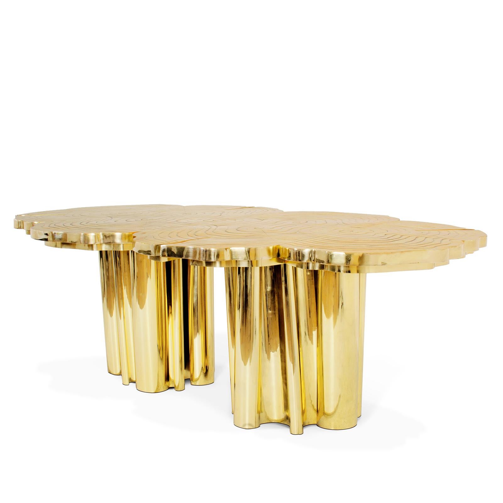 Table Tresor Esstisch oder Konferenztisch mit Holzstruktur
bedeckt mit poliertem, massivem Messing, für acht bis zehn Sitzplätze. Jedes Stück ist einzigartig.