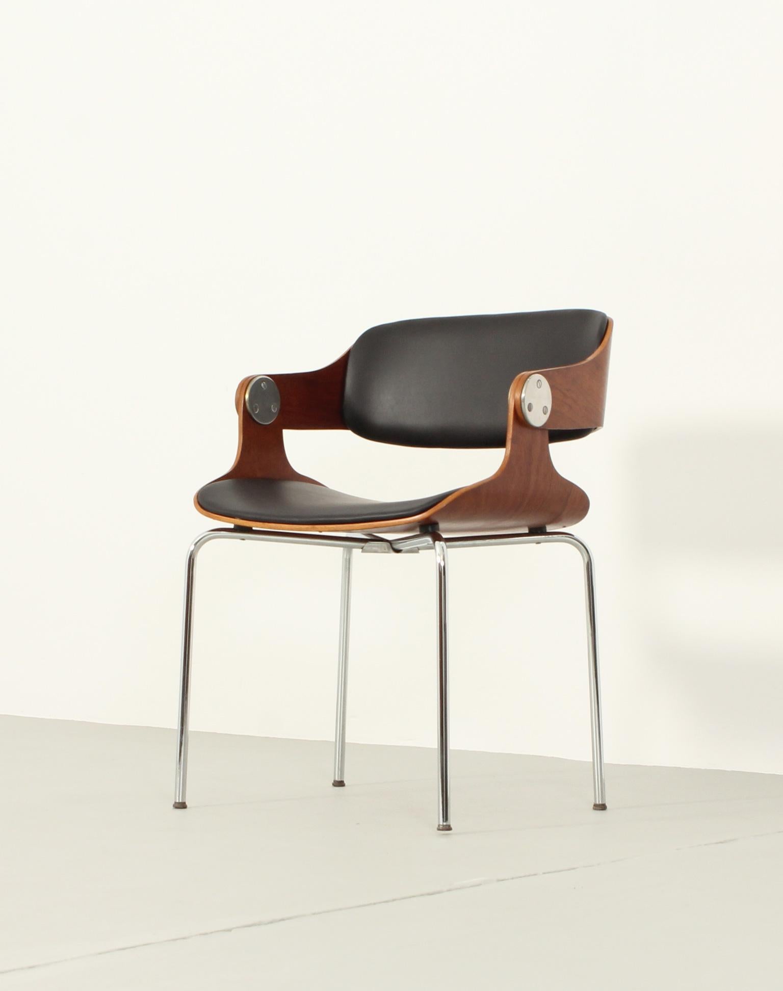 Ess- oder Arbeitsstuhl, entworfen 1965 von dem deutschen Architekten Eugen Schmidt. Sitz und Rückenlehne aus Sperrholz, verchromtes Metallgestell und neue Polsterung aus schwarzem Leder.