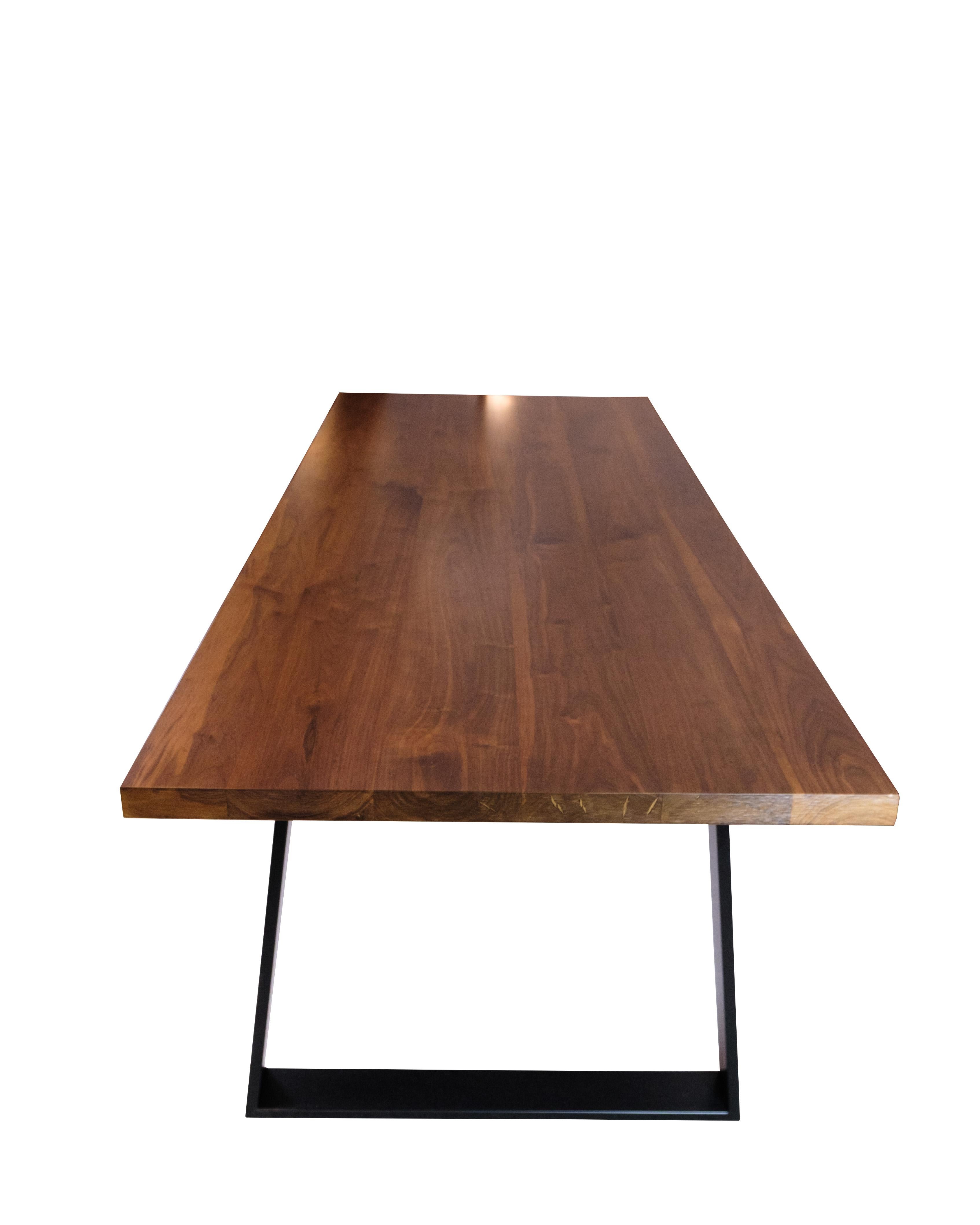 Table de salle à manger/Planke en noyer massif avec structure en métal noir en vente 2