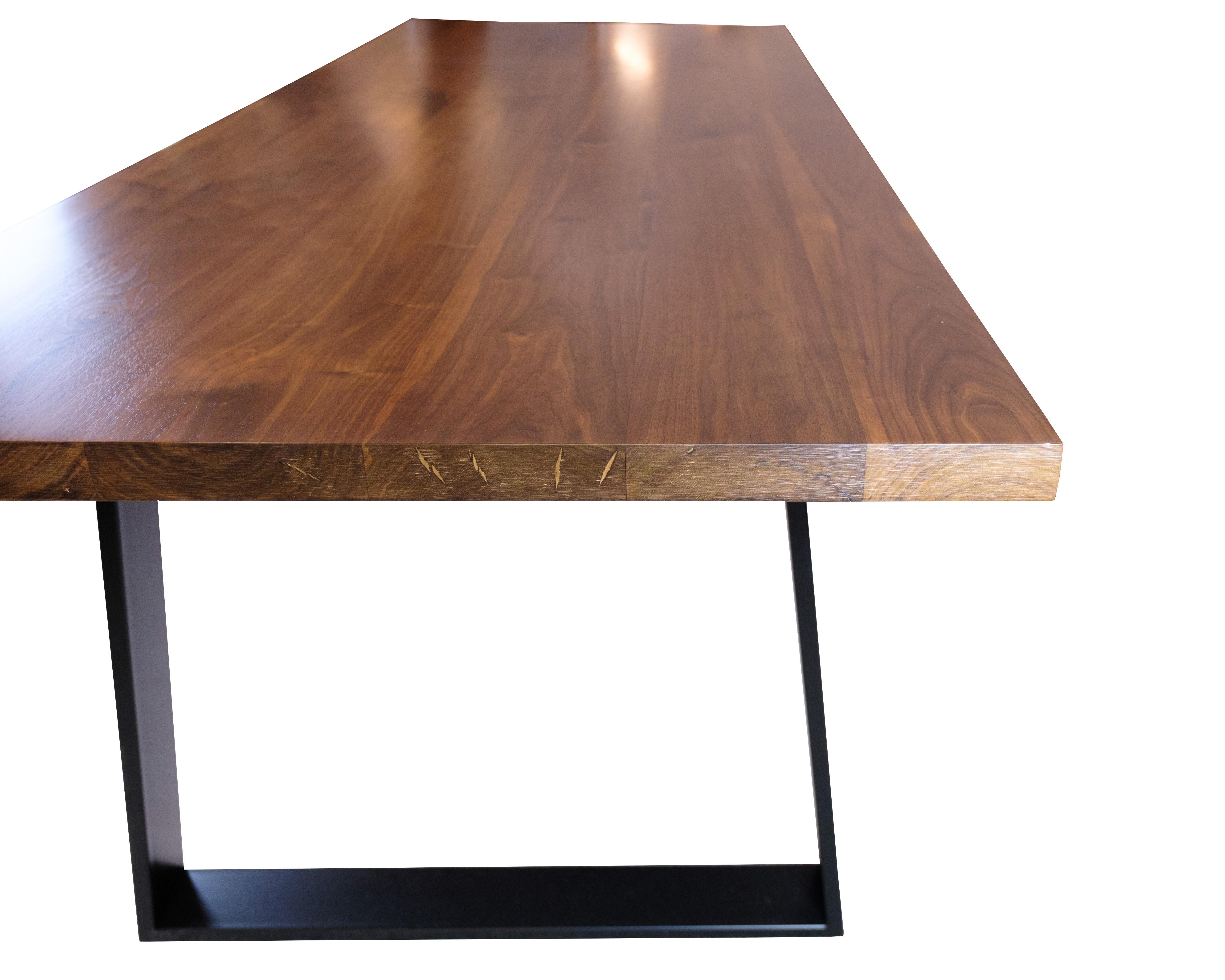 Table de salle à manger/Planke en noyer massif avec structure en métal noir en vente 3