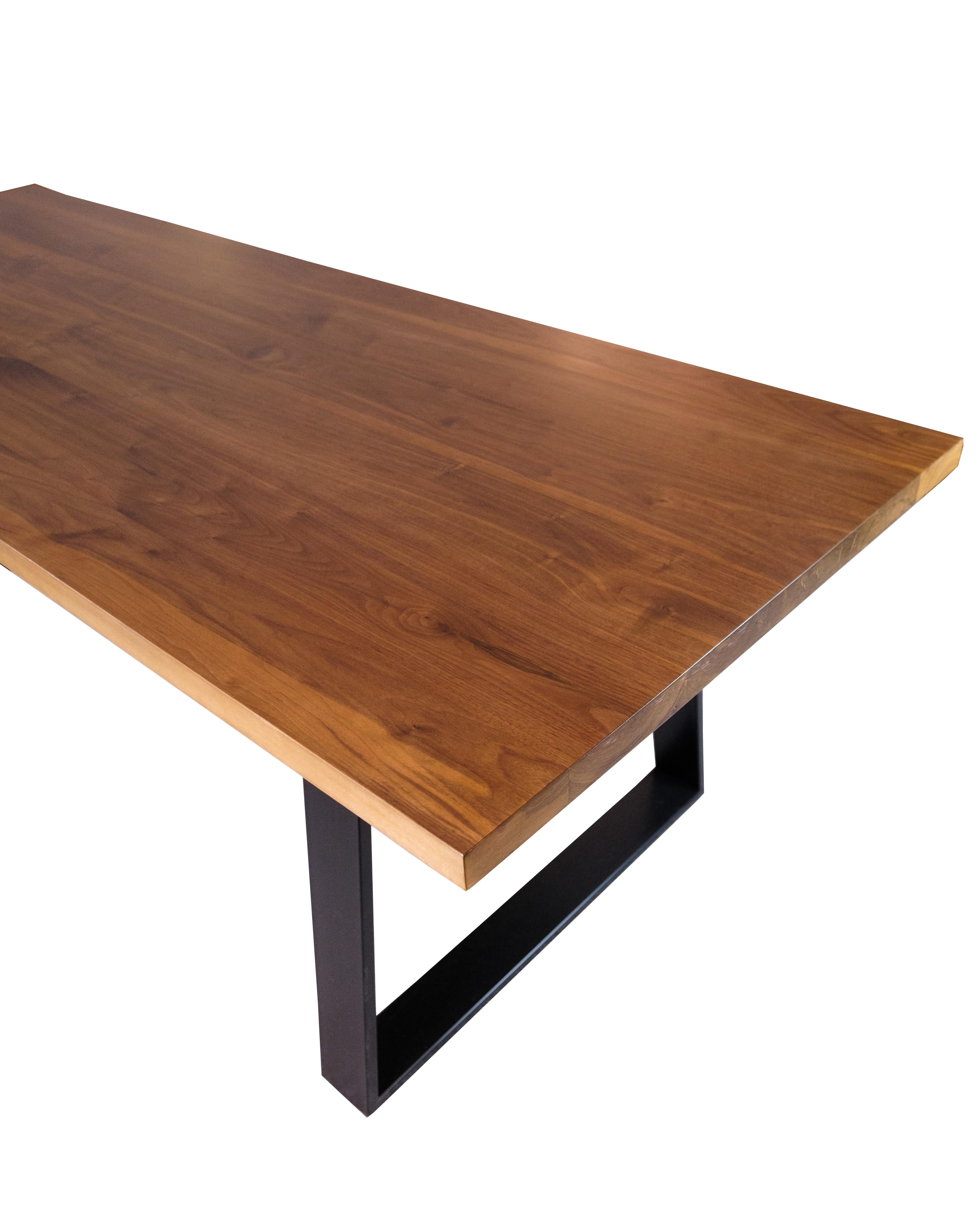 Table de salle à manger/Planke en noyer massif avec structure en métal noir en vente 4