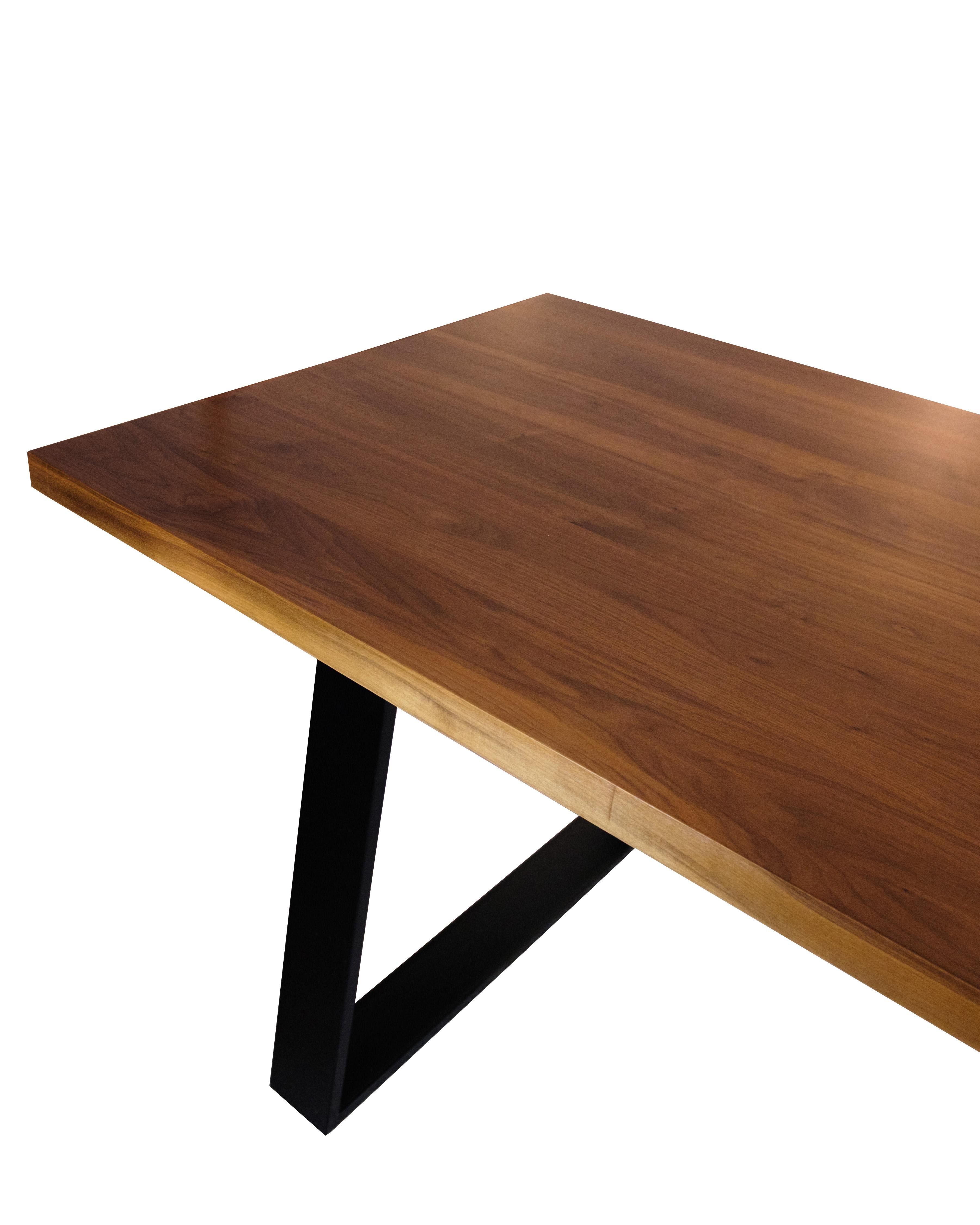 Table de salle à manger/Planke en noyer massif avec structure en métal noir en vente 5