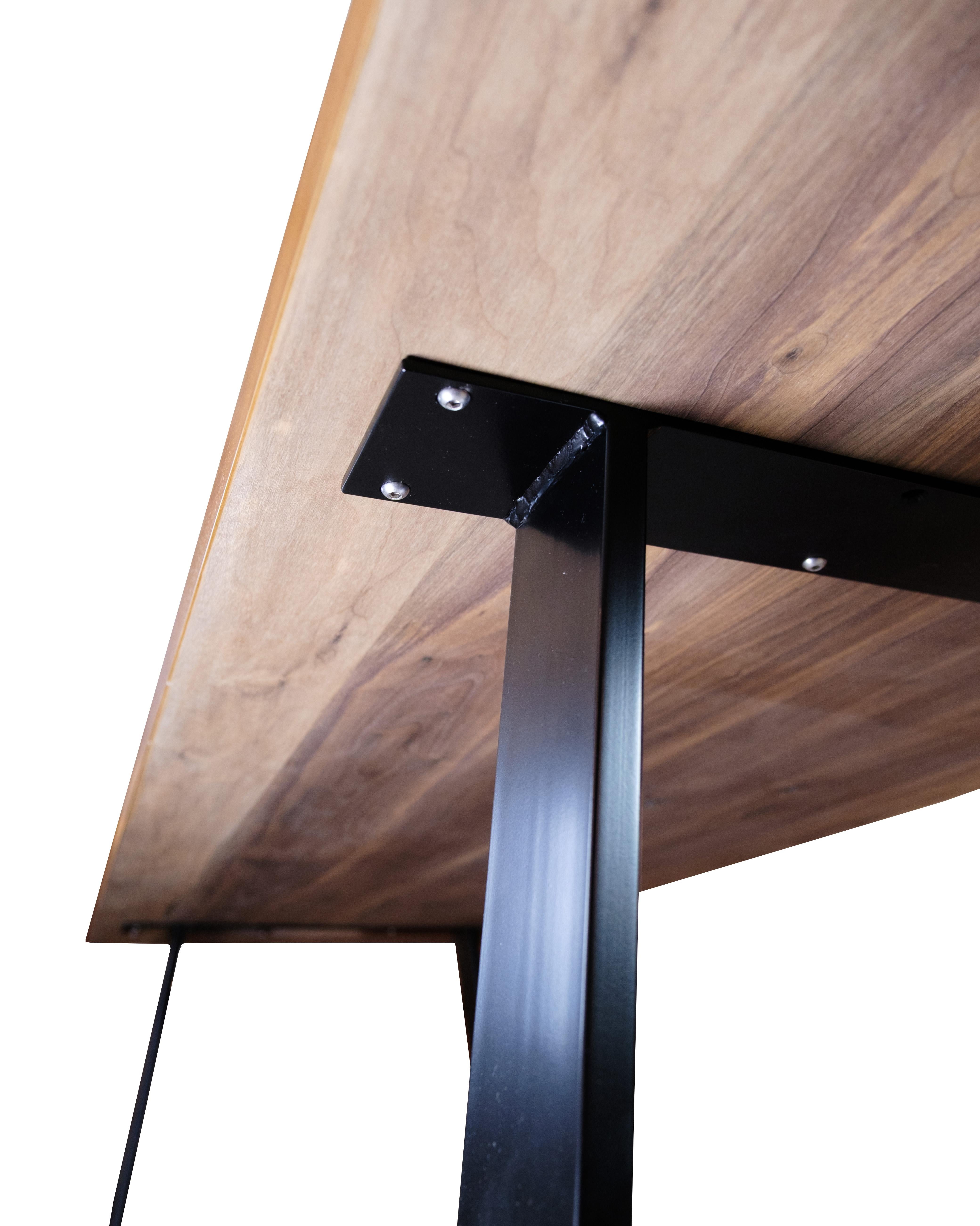 Huilé Table de salle à manger/Planke en noyer massif avec structure en métal noir en vente
