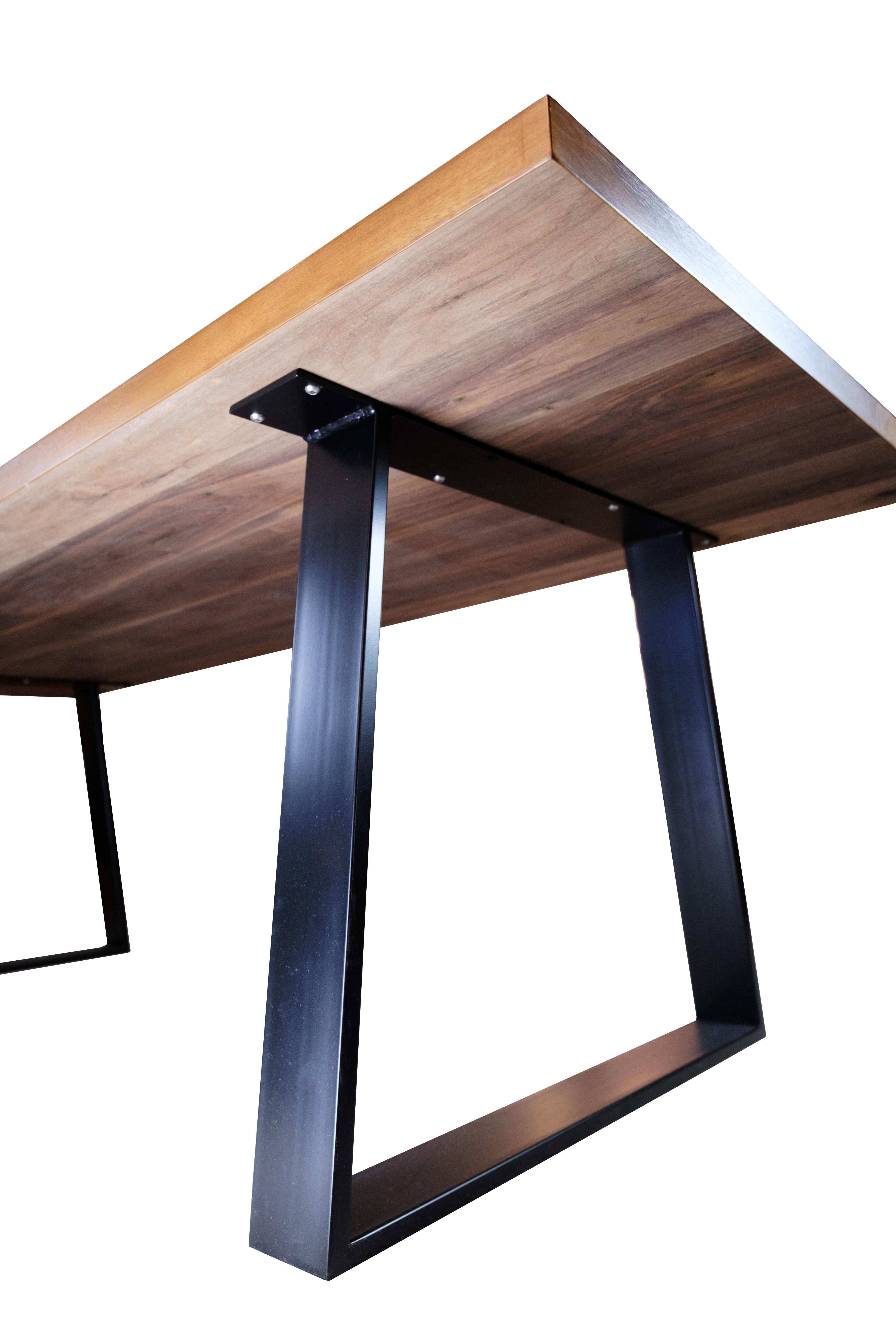 Table de salle à manger/Planke en noyer massif avec structure en métal noir Excellent état - En vente à Lejre, DK