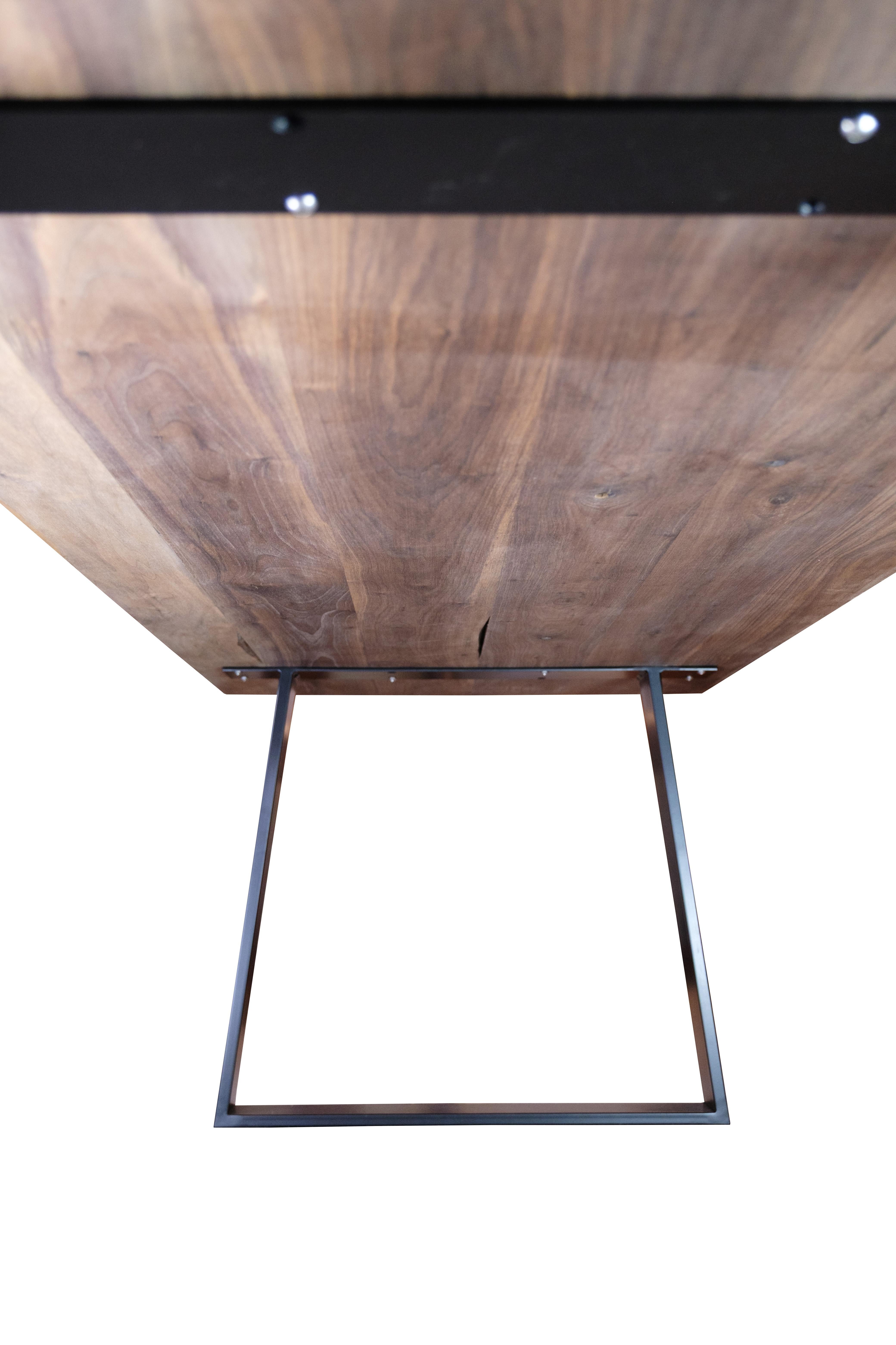 XXIe siècle et contemporain Table de salle à manger/Planke en noyer massif avec structure en métal noir en vente