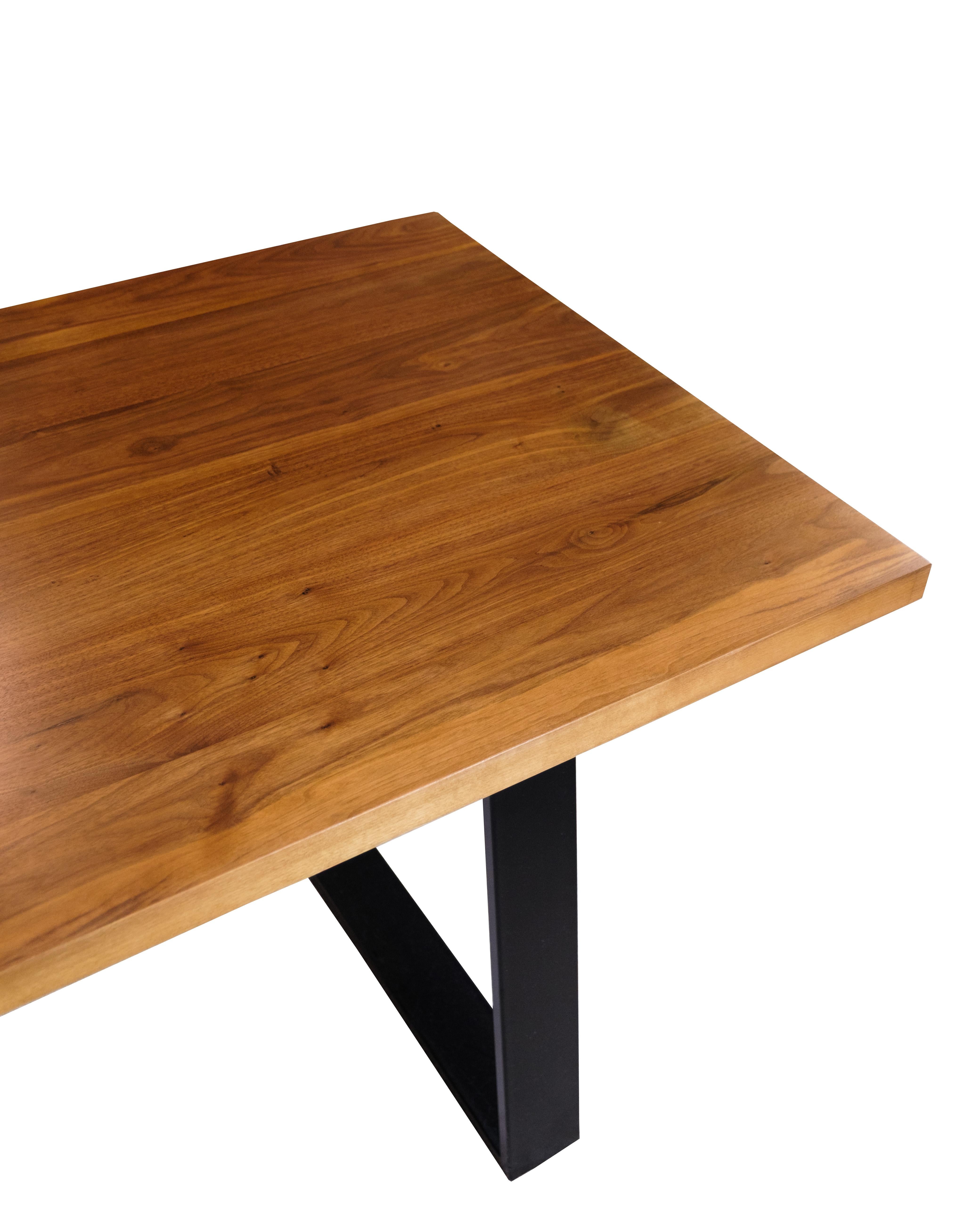 Noyer Table de salle à manger/Planke en noyer massif avec structure en métal noir en vente