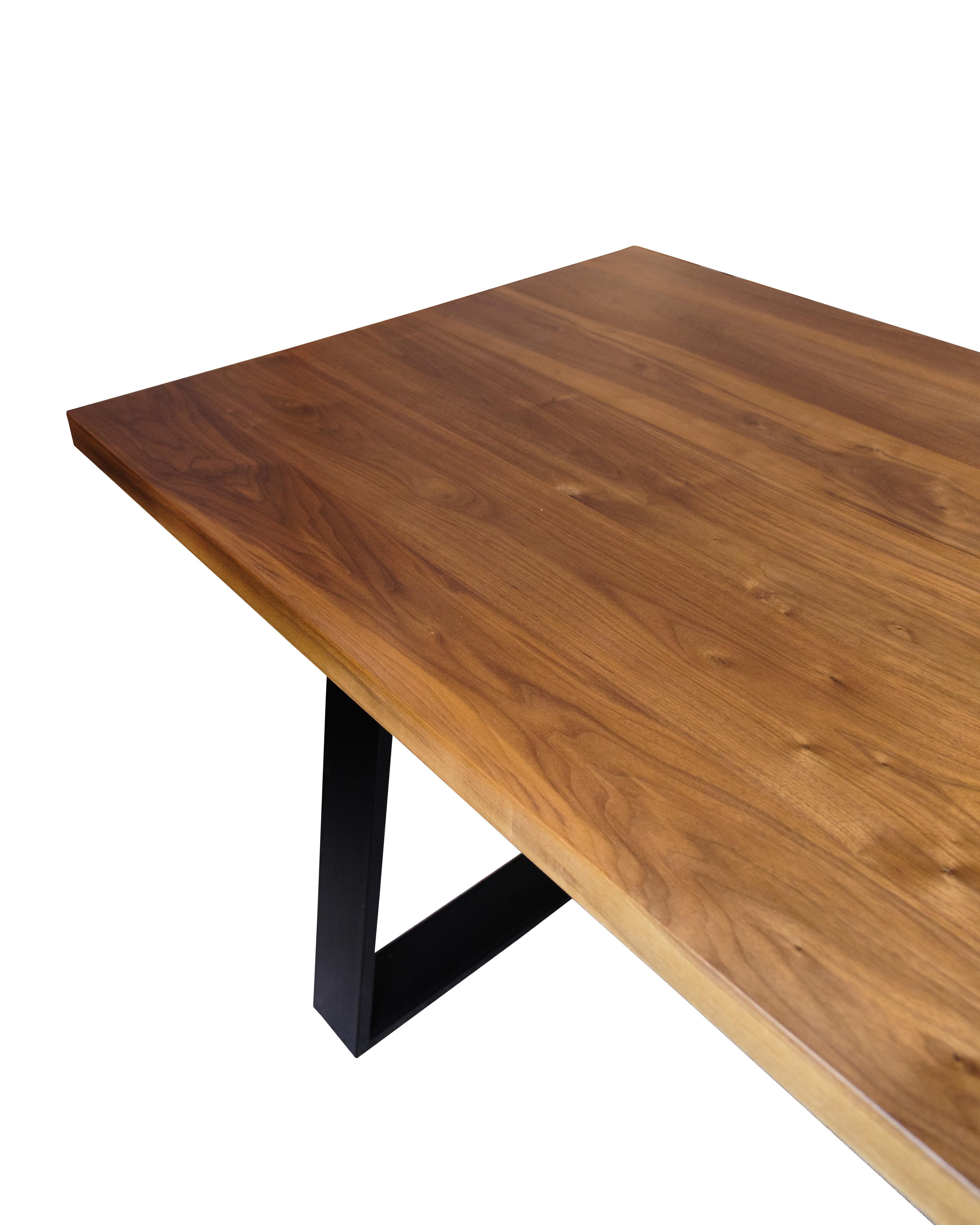Table de salle à manger/Planke en noyer massif avec structure en métal noir en vente 1