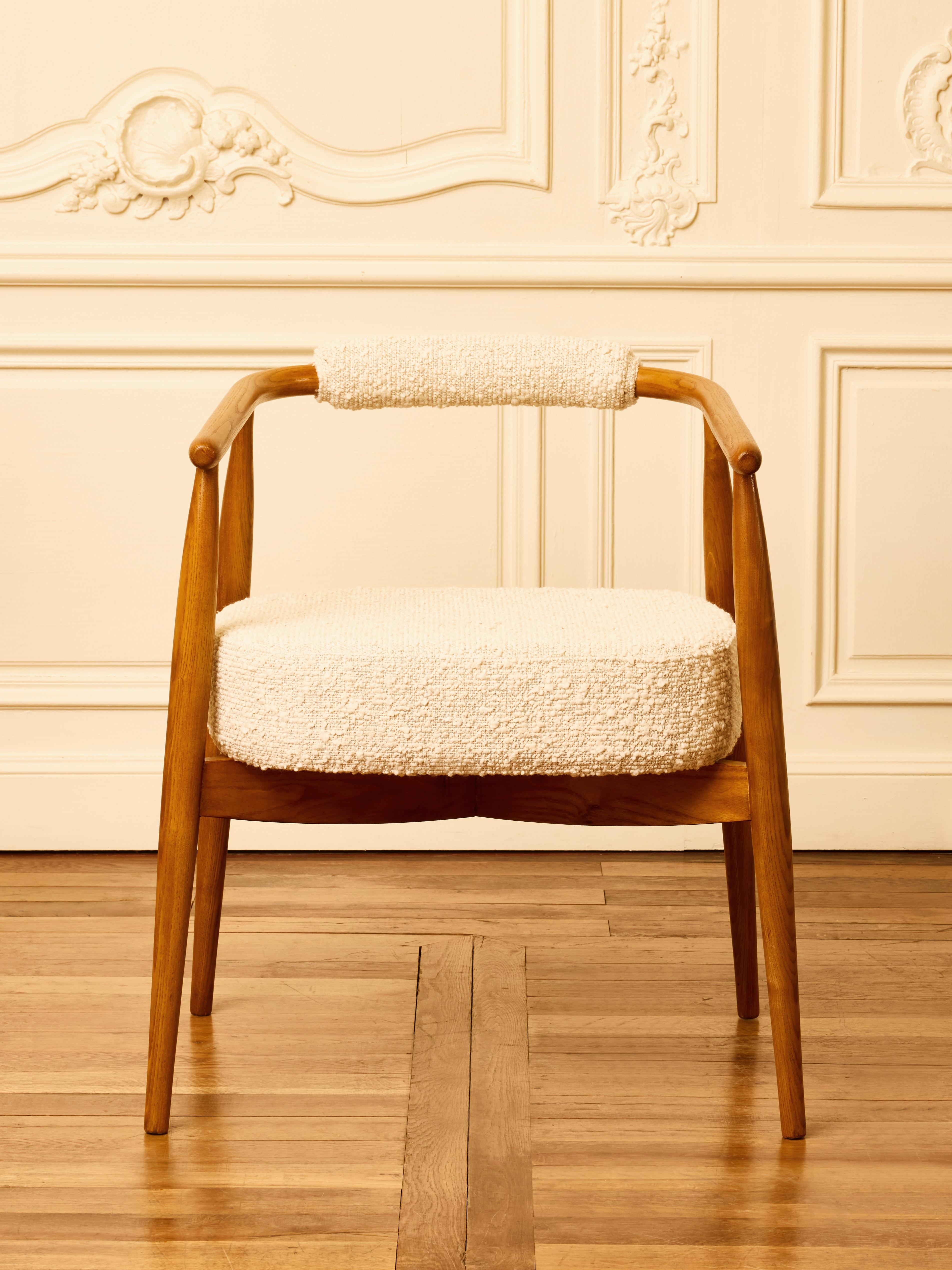 Mid-Century moderno Poltrone da sala da pranzo in legno e tessuto bouclette in vendita