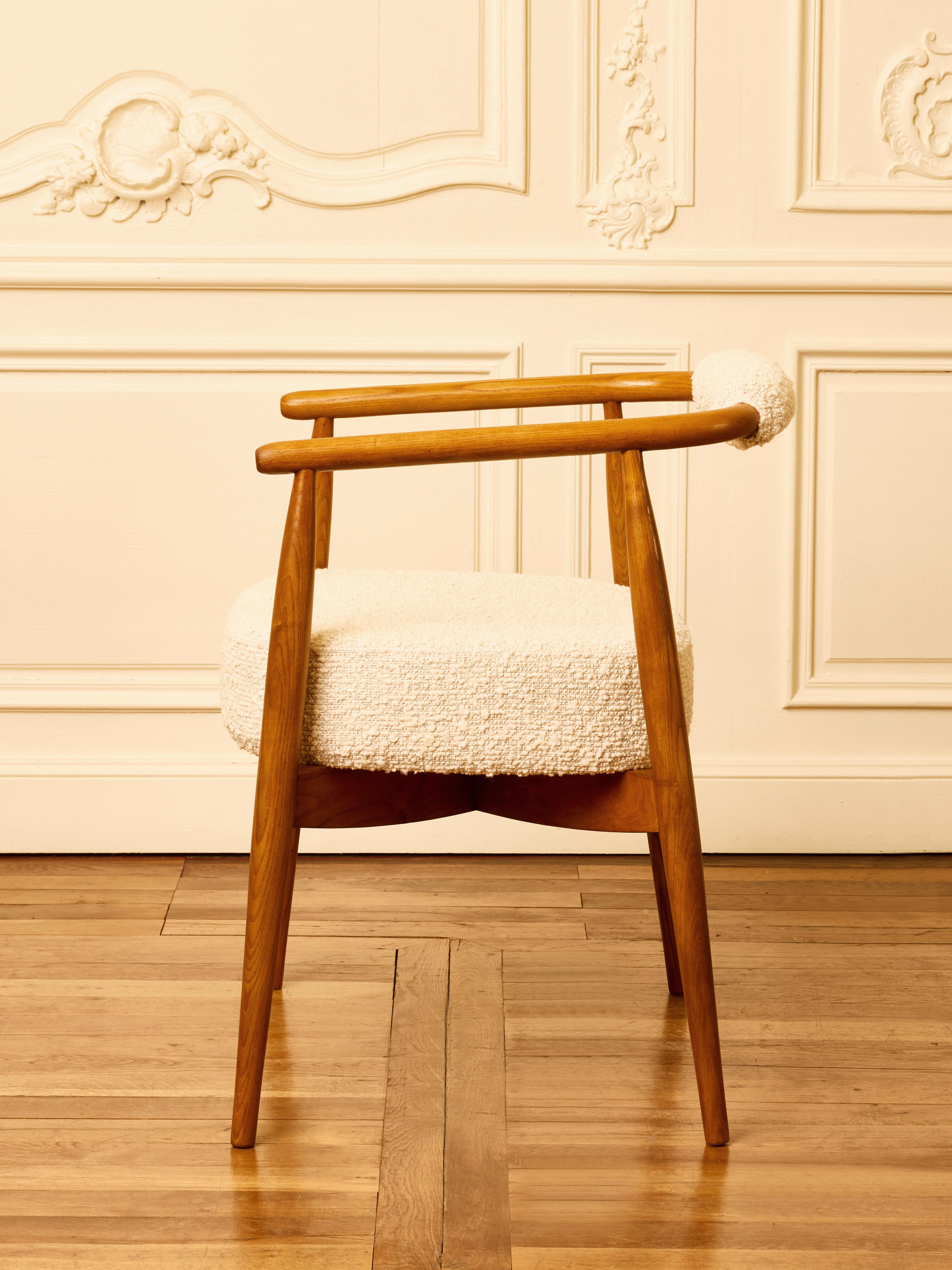 Poltrone da sala da pranzo in legno e tessuto bouclette In condizioni ottime in vendita a Saint-Ouen (PARIS), FR