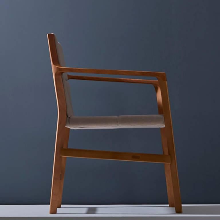 Dieser Sessel, der auf Bestellung als Esszimmergarnitur angefertigt wird, ist Teil der Stuhlkollektion Arrow, die das Konzept der Präzision und die Abstraktion des figurativen Pfeilelements in sich trägt, das sich durch das Design zieht.

 Auf