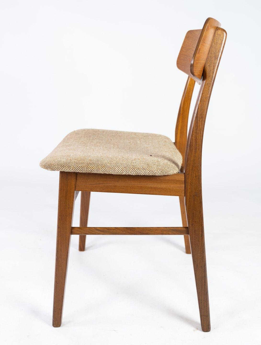 Chaise de salle à manger en teck et tissu léger de conception danoise des années 1960. La chaise est en excellent état vintage.
  