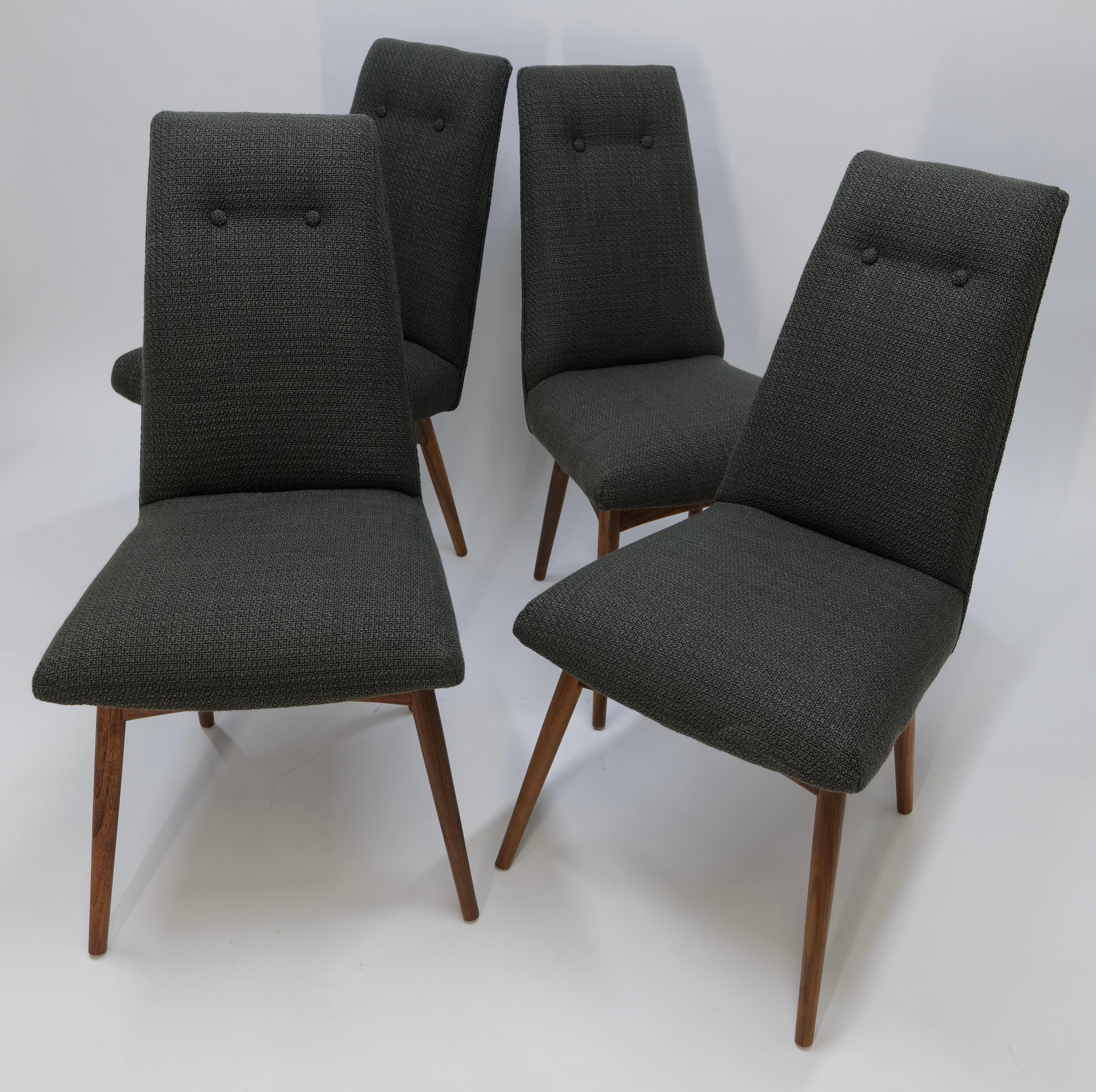 Diese vom berühmten Adrian Pearsall entworfenen Esszimmerstühle sind der Inbegriff moderner Eleganz aus der Mitte des Jahrhunderts. Jeder Stuhl verfügt über frisch gepolsterte Sitzflächen und Rückenlehnen in einem raffinierten grauen Stoff, der eine