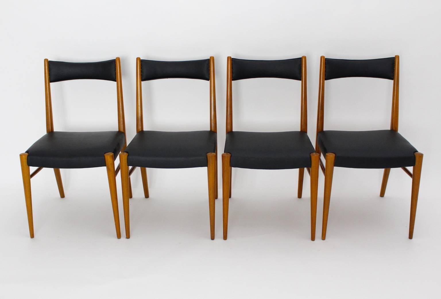 Mid Century Modern Satz von 4 Esszimmerstühlen entworfen von Anna-Lülja Praun 1953 Wien.
Anna-Lülja Praun (1906-2004)
Das Gestell des Stuhls wurde aus Buchenholz gefertigt, während die Sitzfläche und die Rückenlehne mit schwarzem Kunstleder und