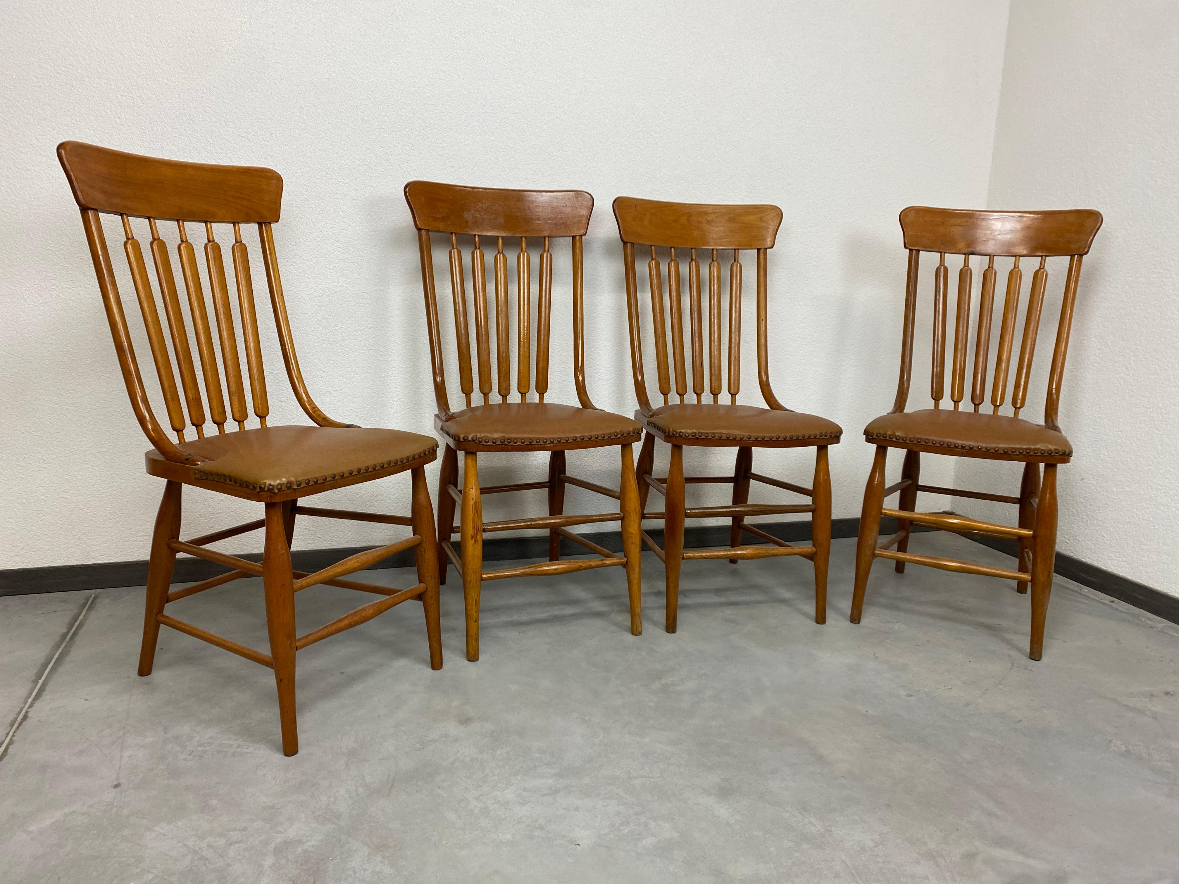 Satz von vier Esszimmerstühlen im Stil von Adolf Loos mit braunen Ledersitzen in originalem Vintage-Zustand.