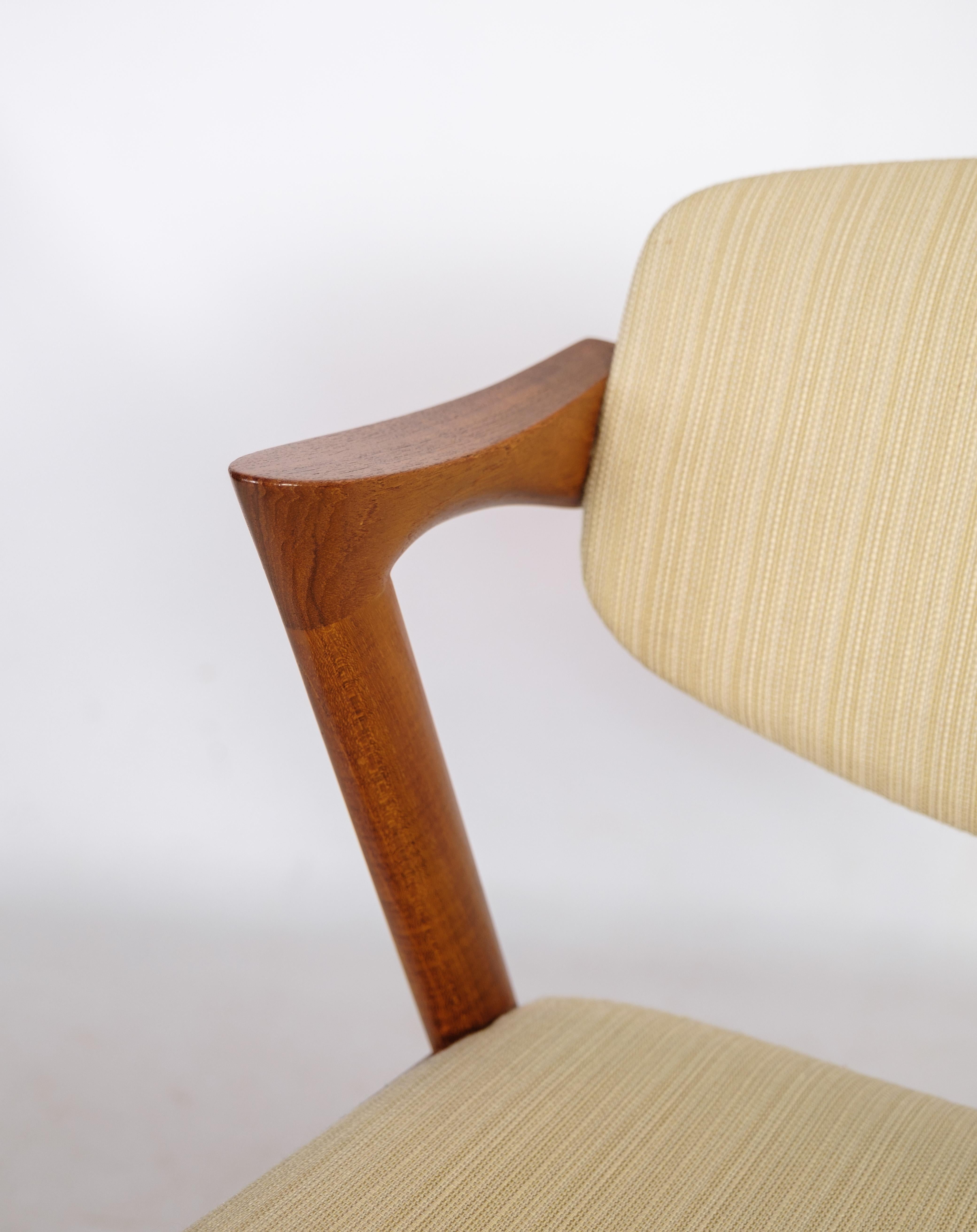 Dieses Set aus 6 Esszimmerstühlen ist ein wahrhaft ikonisches Beispiel für die zeitlose Eleganz, die das dänische Möbeldesign aus der Mitte des 20. Bei den Stühlen handelt es sich um das Modell 42, das von dem bekannten dänischen Designer Kai