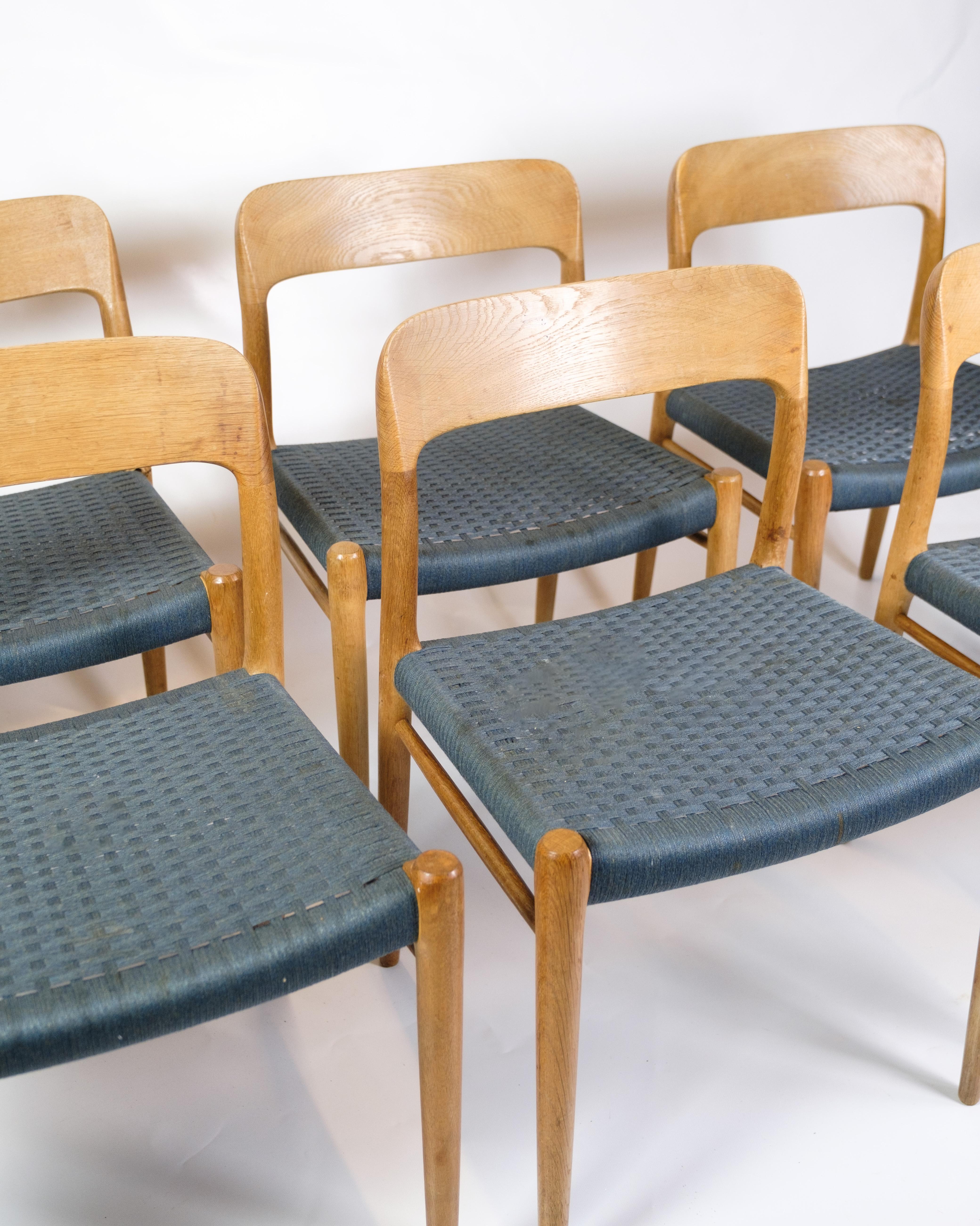*PREIS BEINHALTET DIE VOLLSTÄNDIGE AUFARBEITUNG DES HOLZES ALLER STÜHLE*.

Das Set aus sechs Esszimmerstühlen, bekannt als Modell 75, ist ein hervorragendes Beispiel für dänisches Möbeldesign aus den 1960er Jahren. Diese Stühle, die von dem
