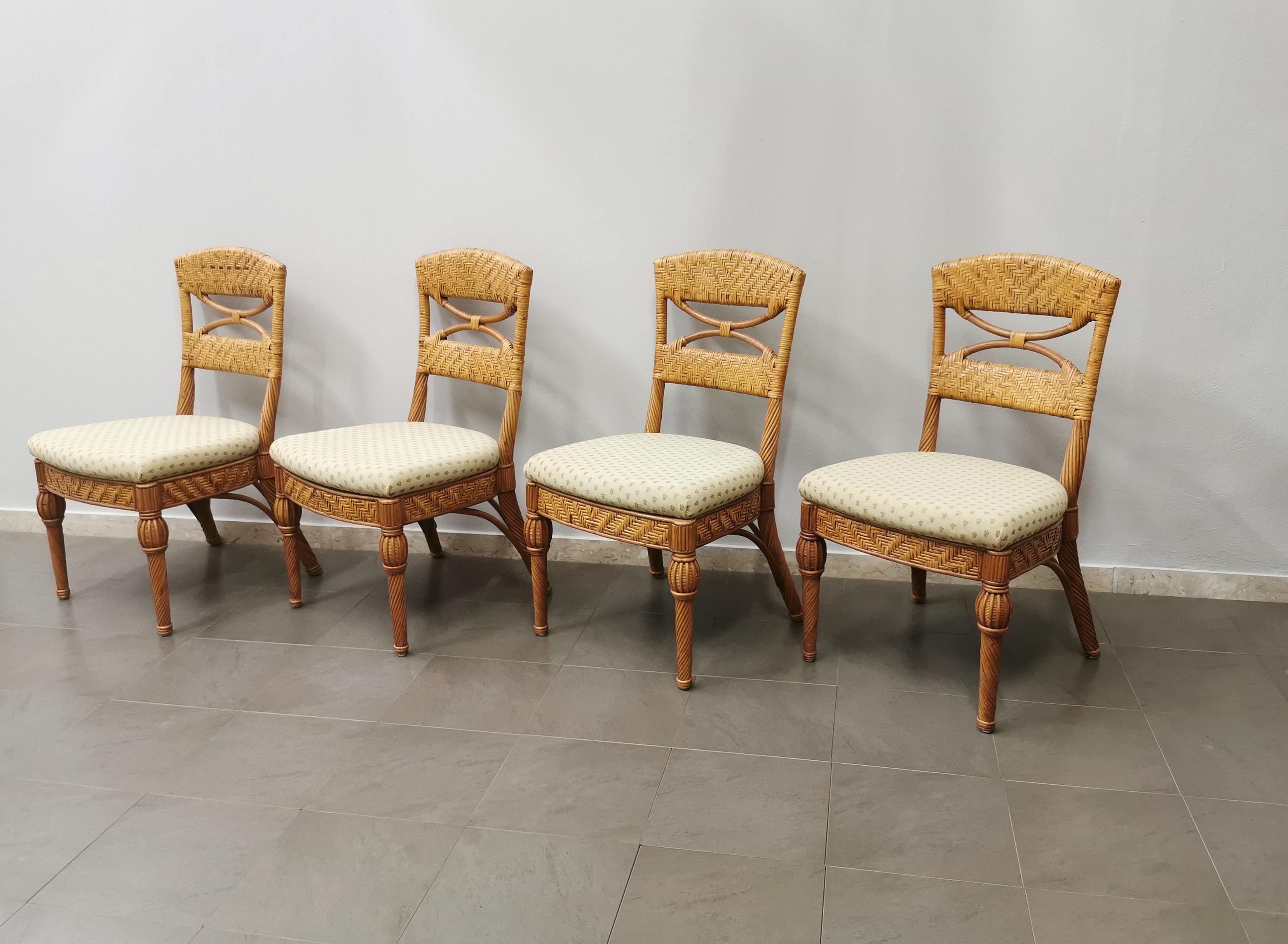 Ensemble de 4 chaises de salle à manger ou de jardin produites en Italie dans les années 1980 par la société Vivai del Sud. Chaque chaise simple est fabriquée en osier avec une assise rembourrée et revêtue d'un tissu à motifs clairs.


Note : Nous