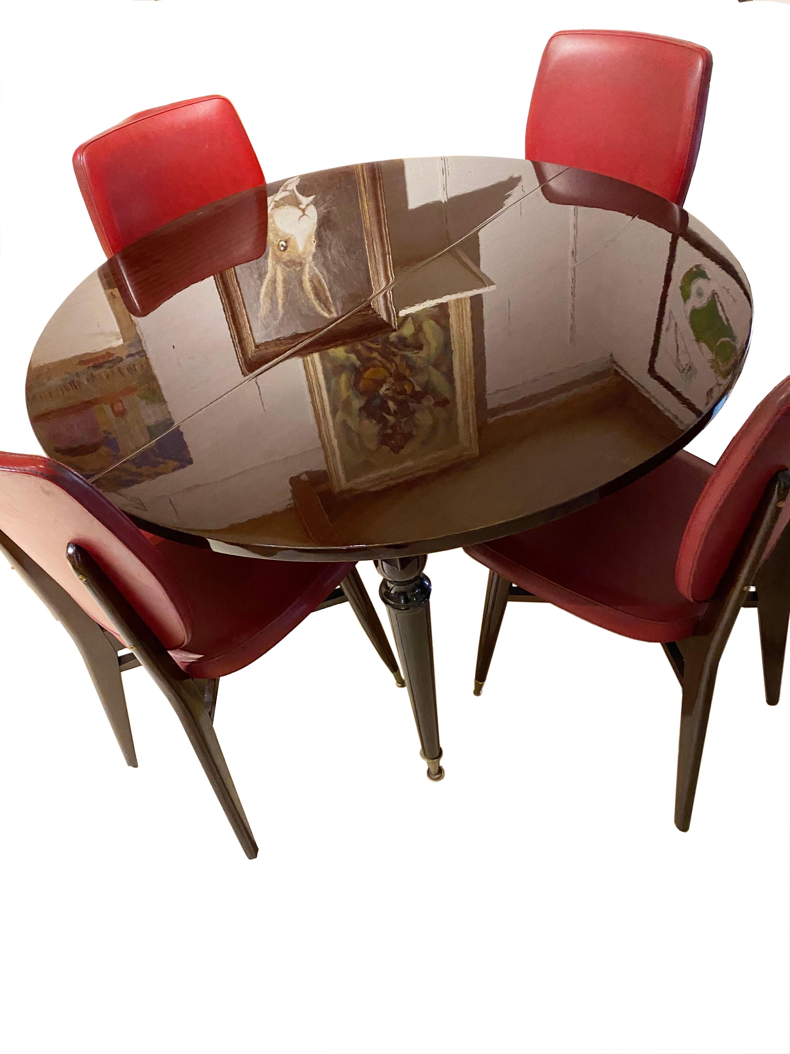 Salle à manger
acajou
table + 2 extensions,
vers 1950
Mesures : 4 pieds de hauteur
110 cm de diamètre
4 chaises (90 x 40 x 40)
890.