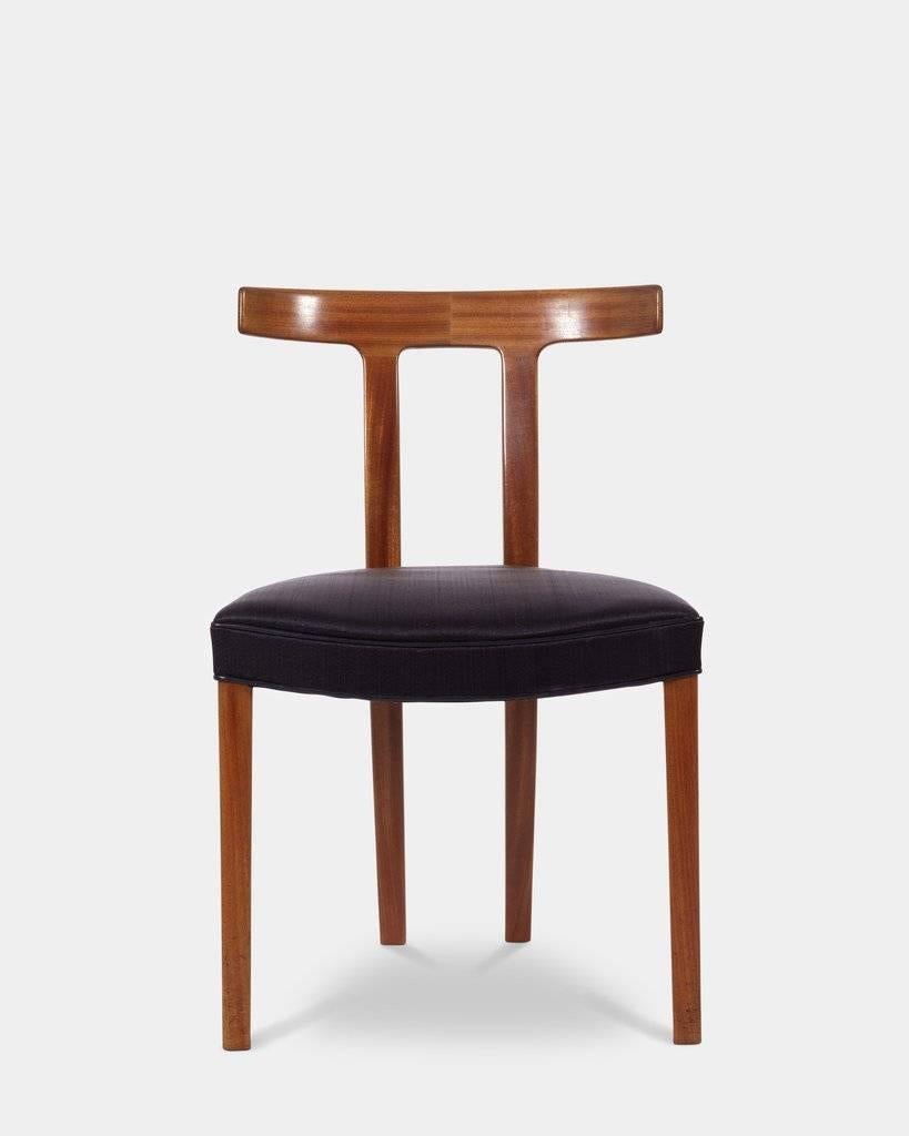 Ole Wansche (1903-1985)
Dining room set
Round dining room table and four dining room chairs in light mahogany, upholstered with black horsehair and leather pipping.
Designed in 1958 and produced and marked by Cabinet maker A.J. Iversen. A classical