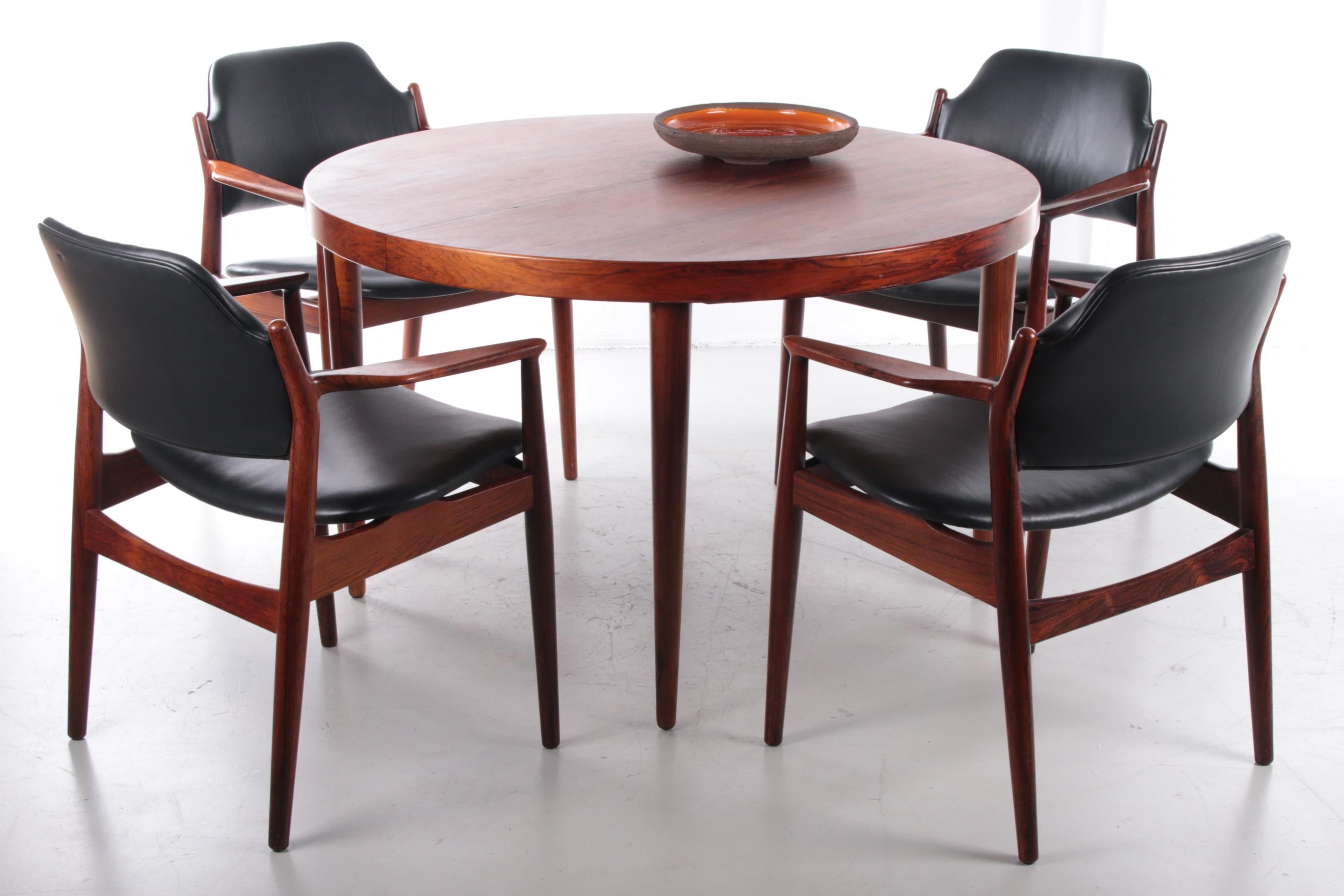 Dies ist ein schöner Sessel aus dunklem Holz und Teak, entworfen von Arne Vodder für Sibast. Dieser wunderbare Sessel ist aus massivem dunklem Holz mit schwarzem Leder auf Sitz und Rückenlehne gefertigt. Dieser schöne Stuhl hat einen hohen