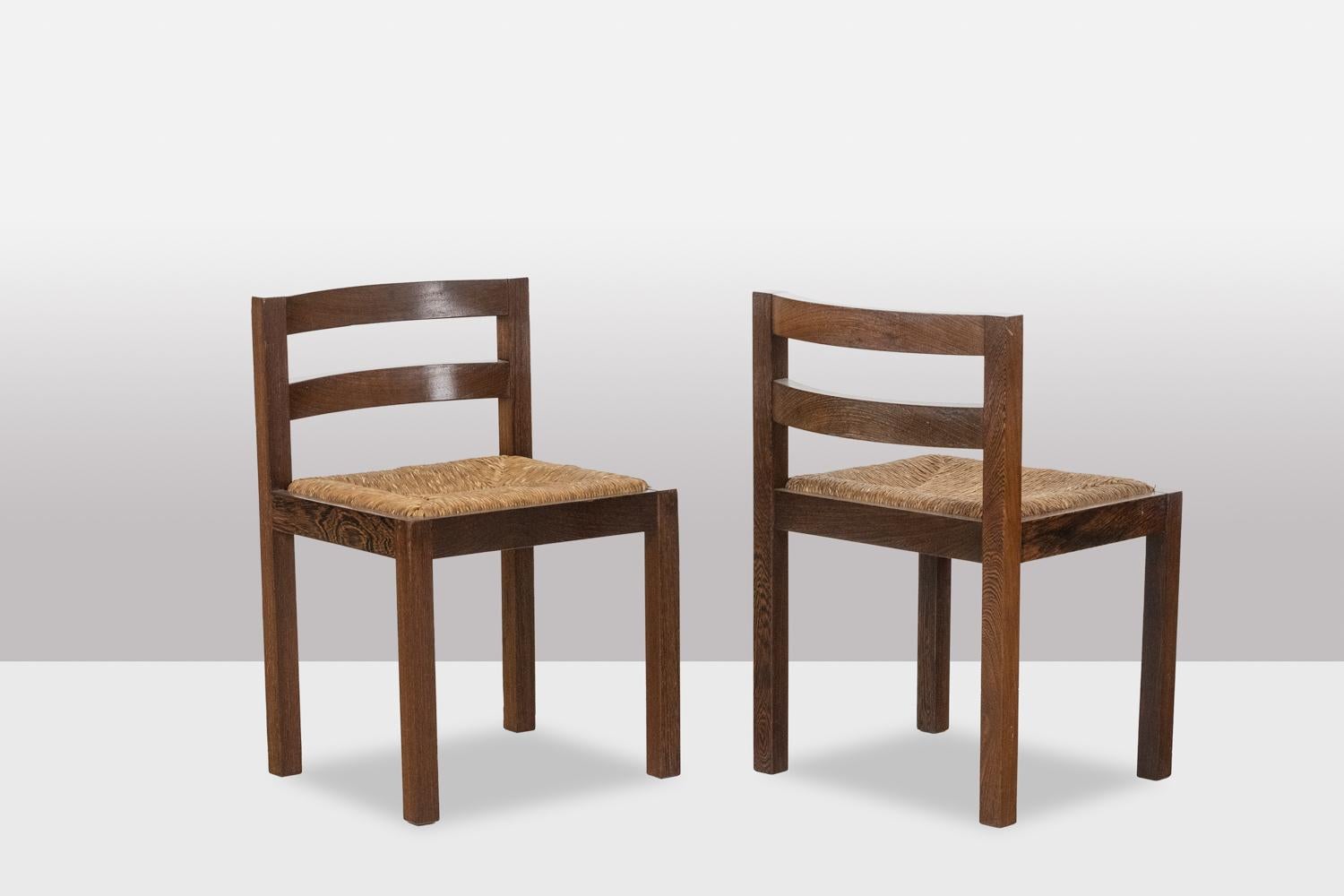 Esszimmergarnitur in Wenge, bestehend aus einem Tisch und sechs Stühlen. Rechteckiger Tisch mit kreuzförmigem Fuß. Stühle mit Seilsitzen und geschwungenen Rückenlehnen.

Dänisches Werk aus den 1970er Jahren.