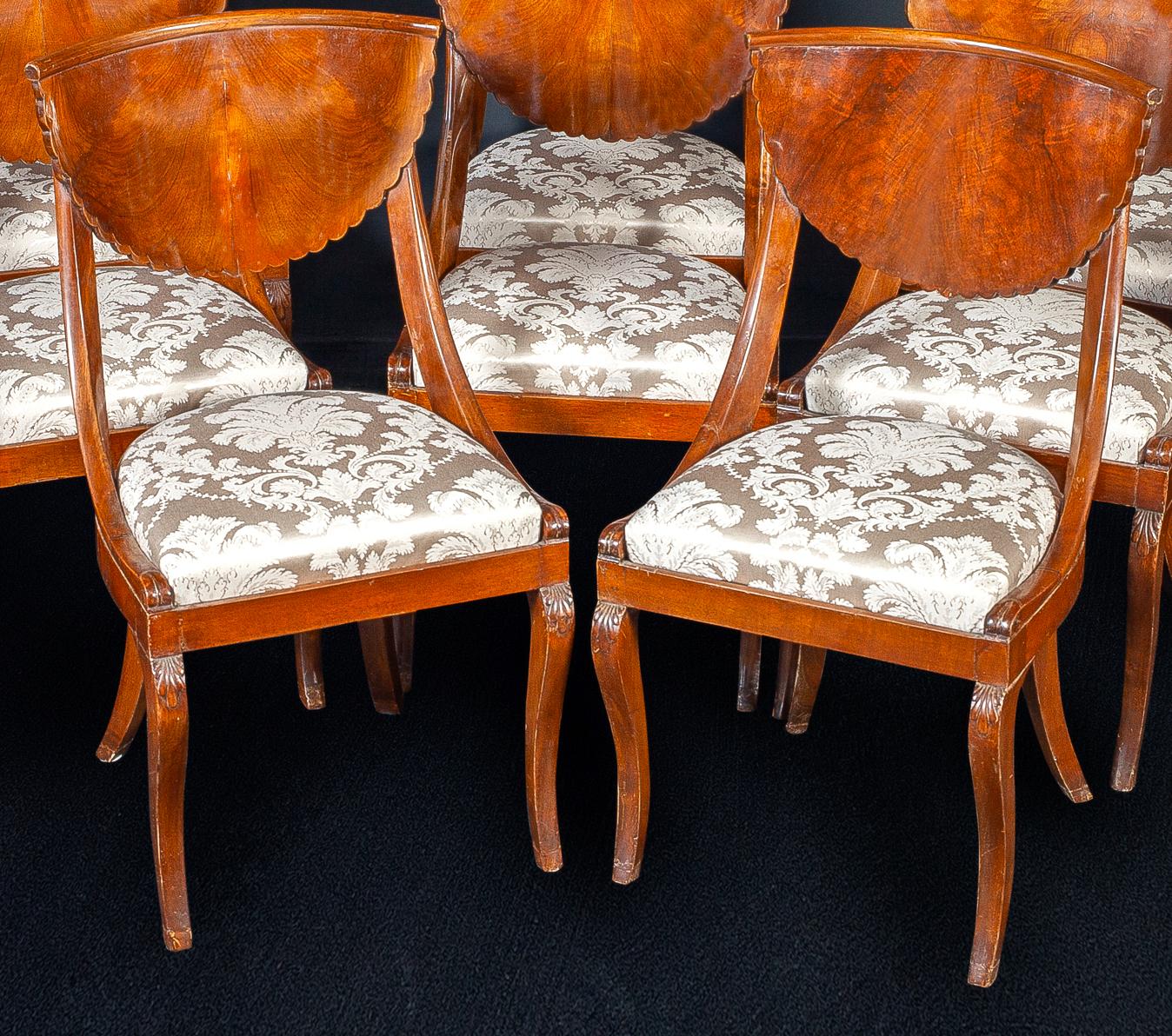 Set da sala da pranzo composto da otto sedie italiane e una coppia di poltrone, 1790 in vendita 3