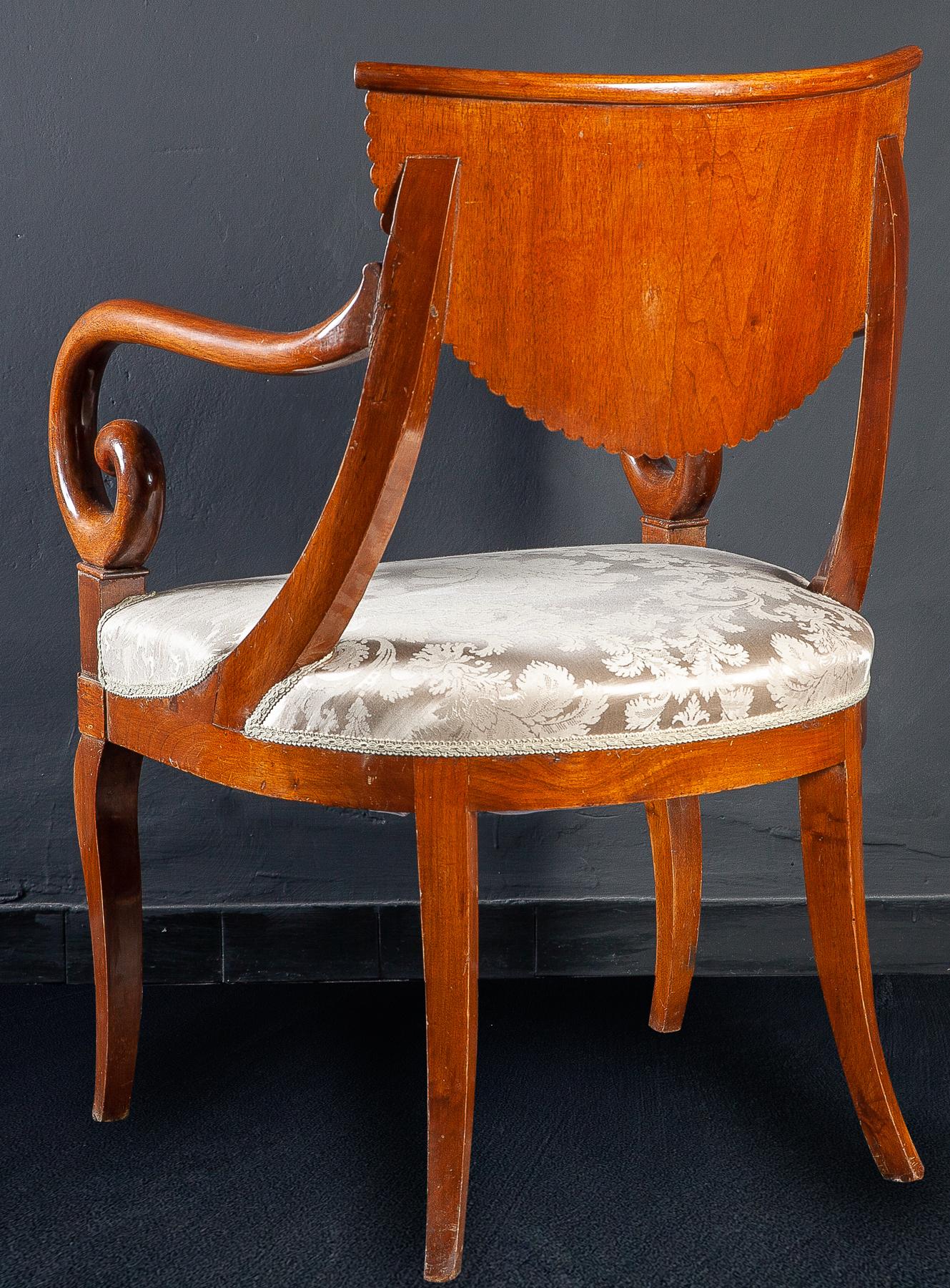 Esszimmergarnitur aus acht italienischen Stühlen und einem Paar Sesseln:: 1790 im Angebot 8
