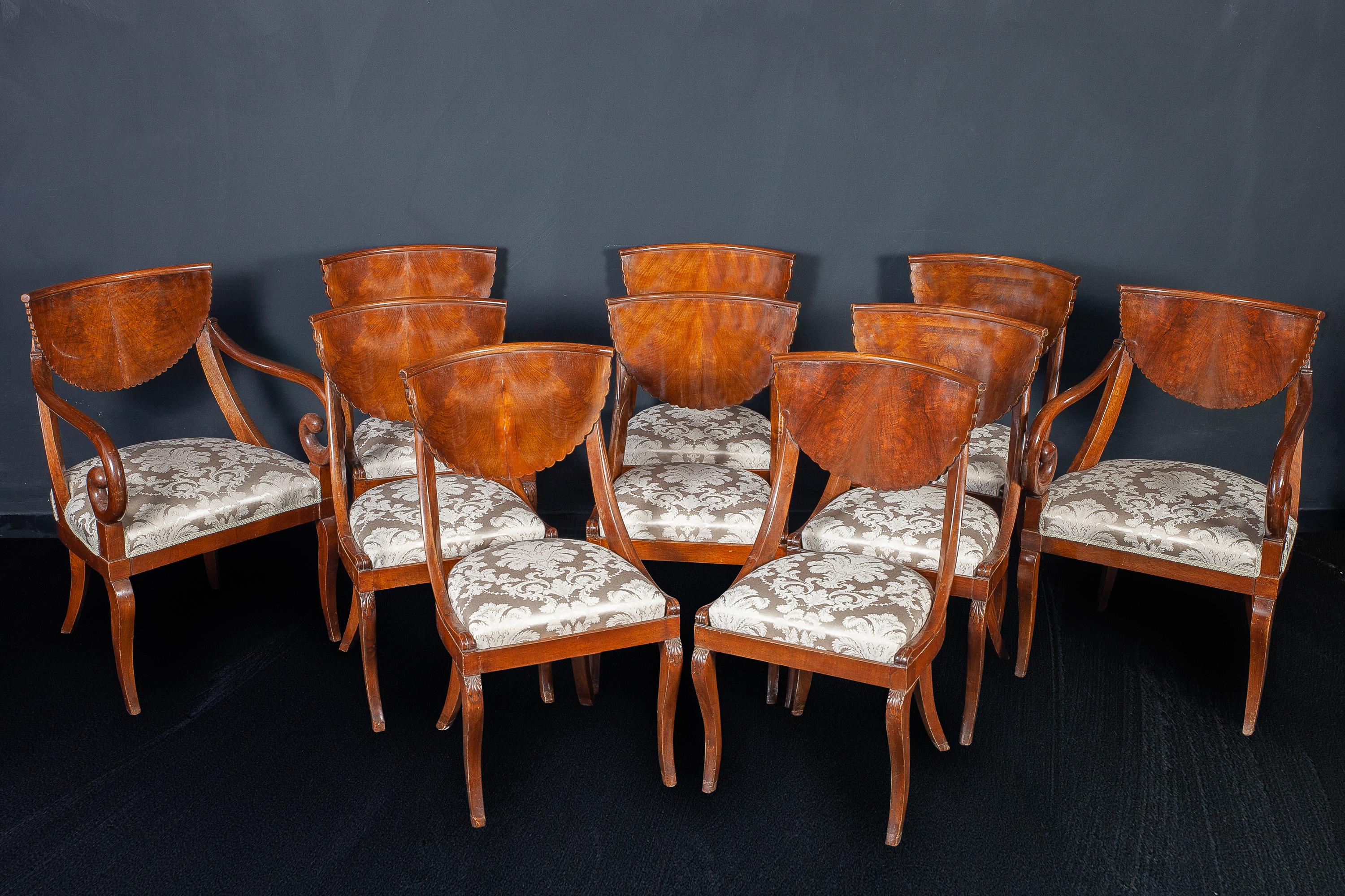Eine schöne Reihe von Stühlen aus norditalienischem Nussbaum (8) und ein Paar Sessel,
Bedeckt mit elfenbeinfarbener Seide in perfektem Zustand.
Lombardei Norditalien, letztes Viertel des 18. Jahrhunderts.
