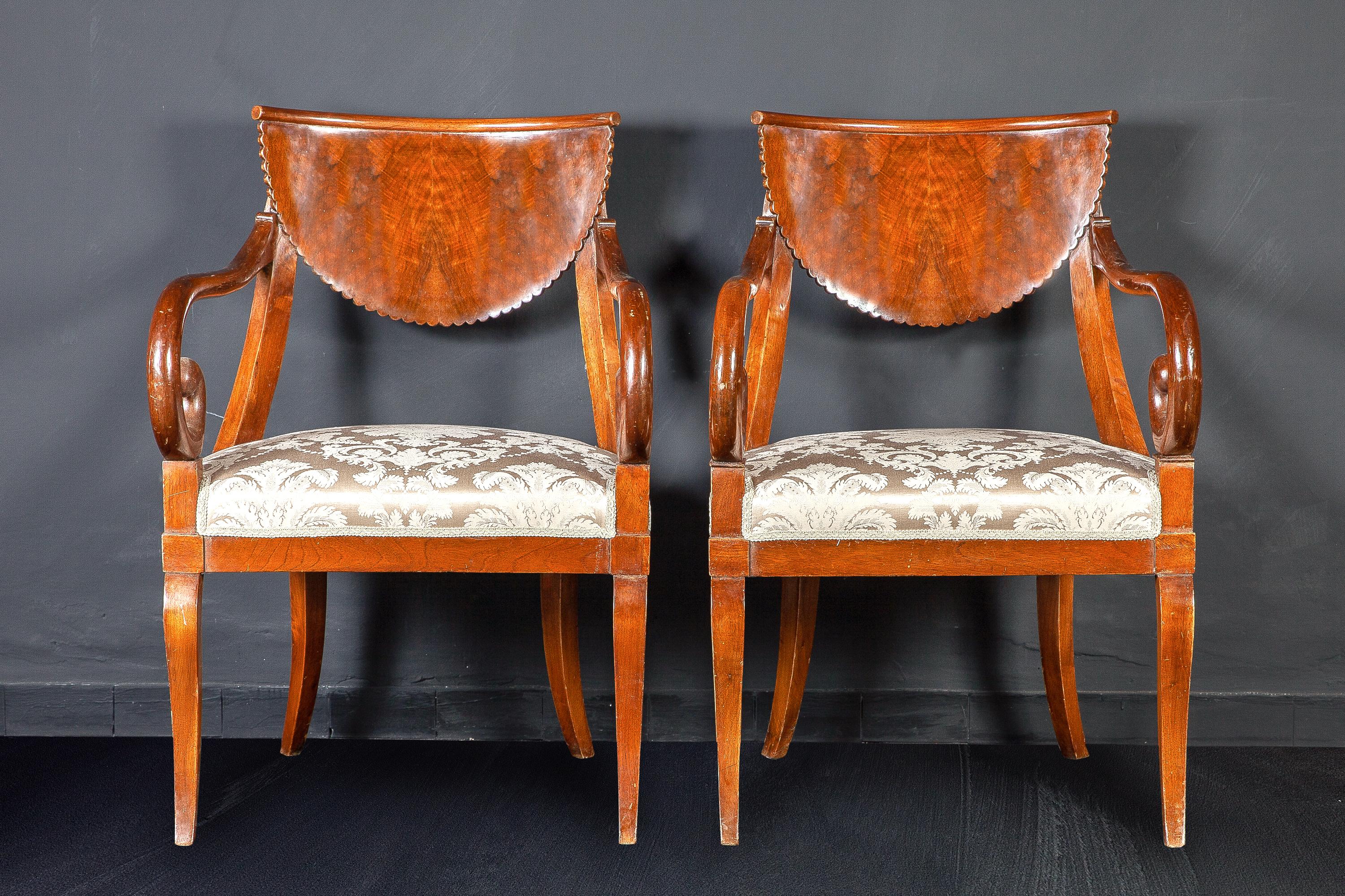 Directoire Salle à manger - Ensemble de huit chaises et d'une paire de fauteuils italiens:: 1790 en vente