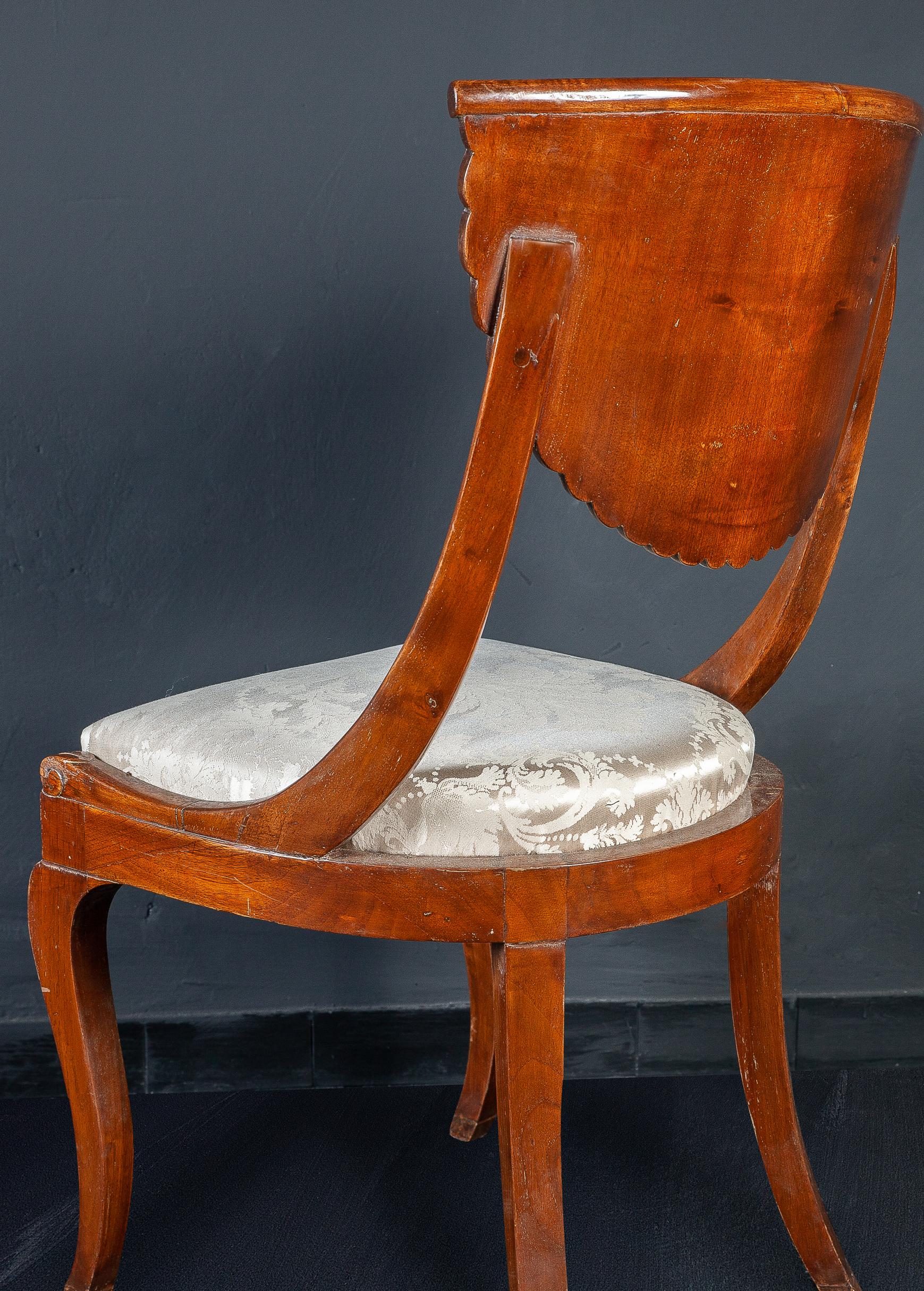 Esszimmergarnitur aus acht italienischen Stühlen und einem Paar Sesseln:: 1790 (Italienisch) im Angebot