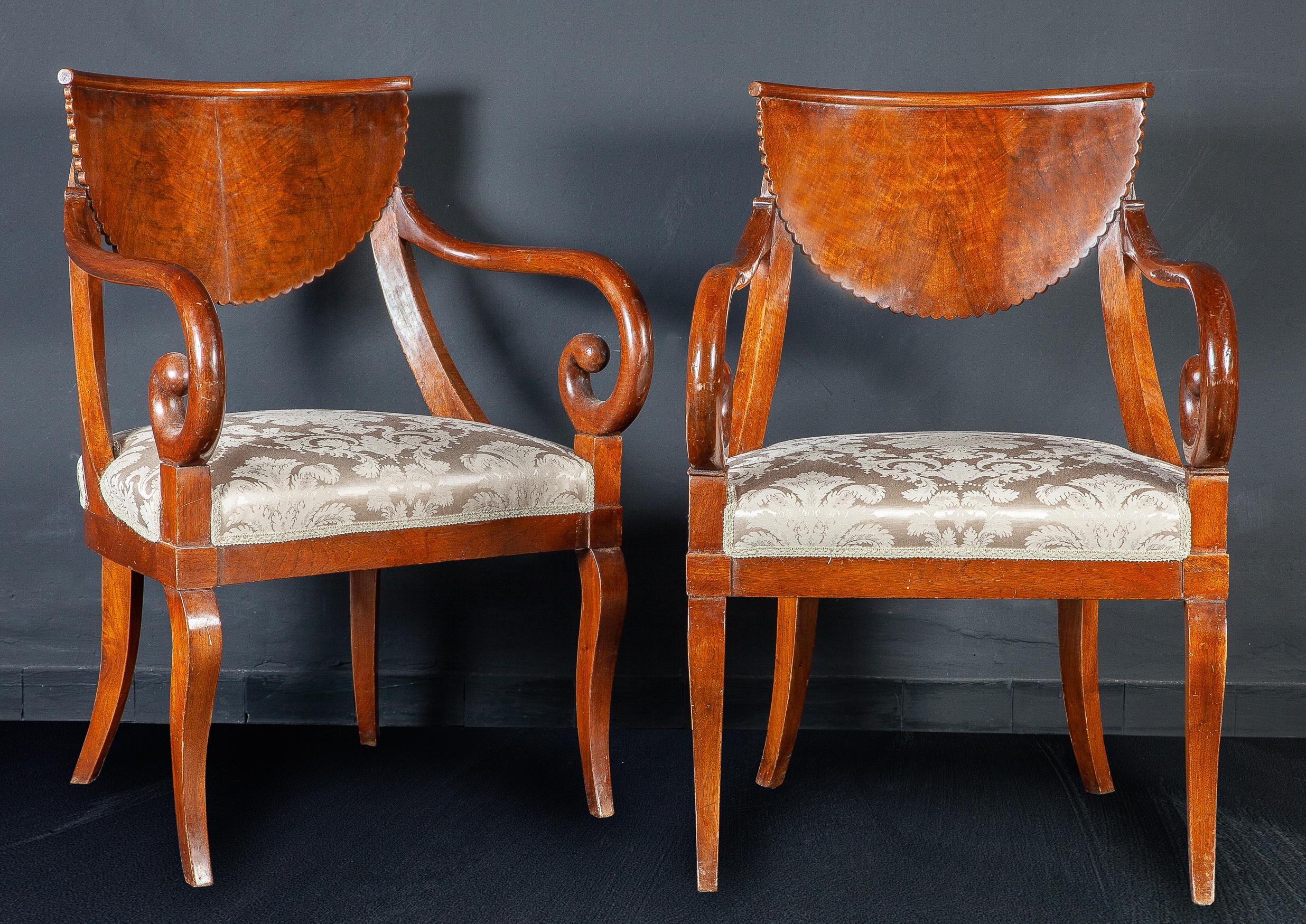 Esszimmergarnitur aus acht italienischen Stühlen und einem Paar Sesseln:: 1790 im Zustand „Gut“ im Angebot in Rome, IT