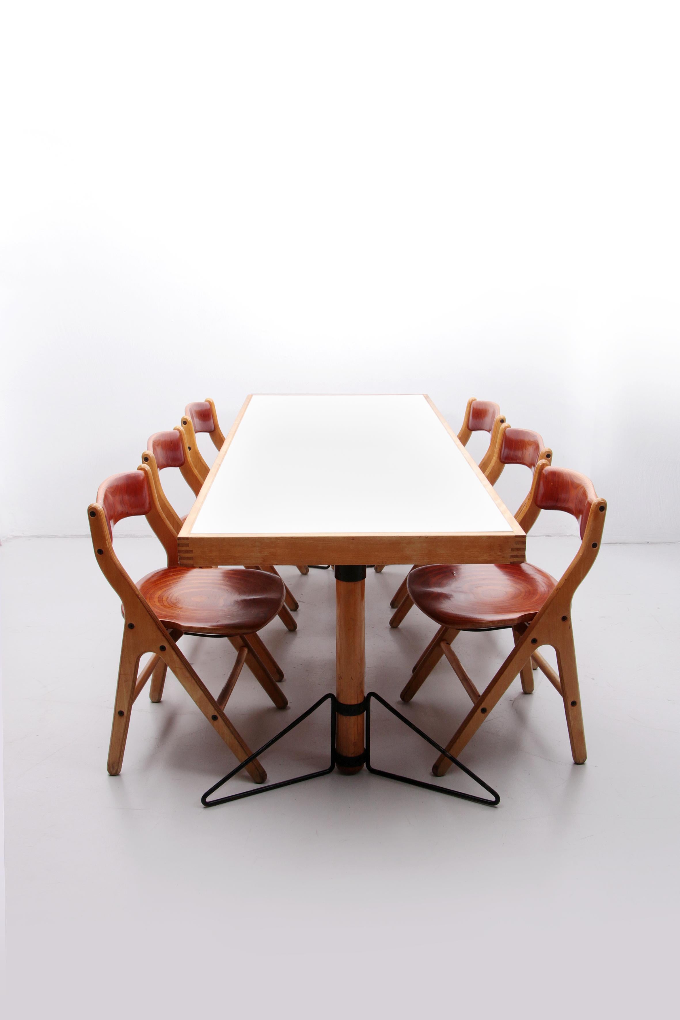 
Bel ensemble d'une table à manger avec 6 chaises, vous pouvez accrocher ces chaises à la table. Voir la photo. Il est très facile à nettoyer. Marc Held est un designer et a vécu à Montepelier.

Marc Held est architecte, photographe et designer. Il