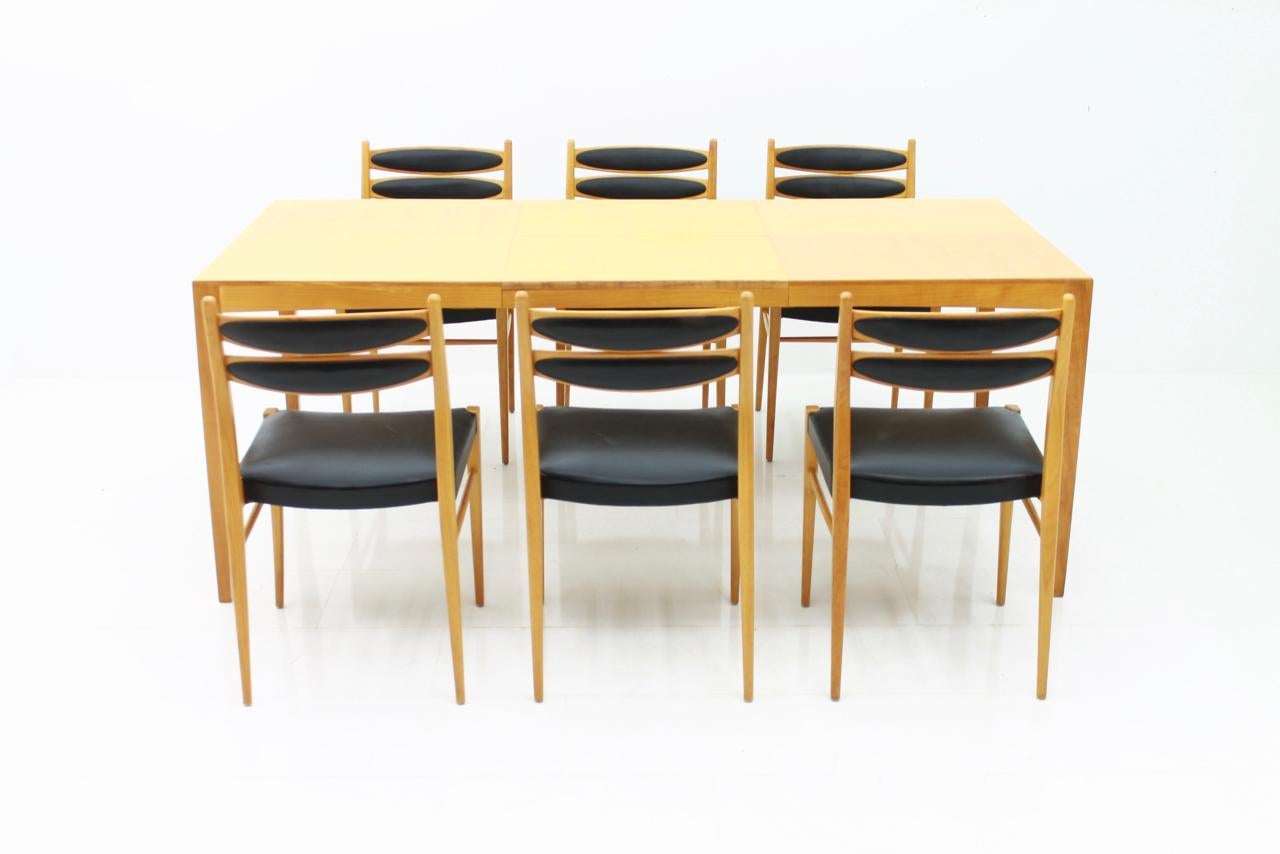 Dining Room Set with Six Chairs in Cherrywood and Black Leather, 1957 In Good Condition For Sale In Frankfurt / Dreieich, DE