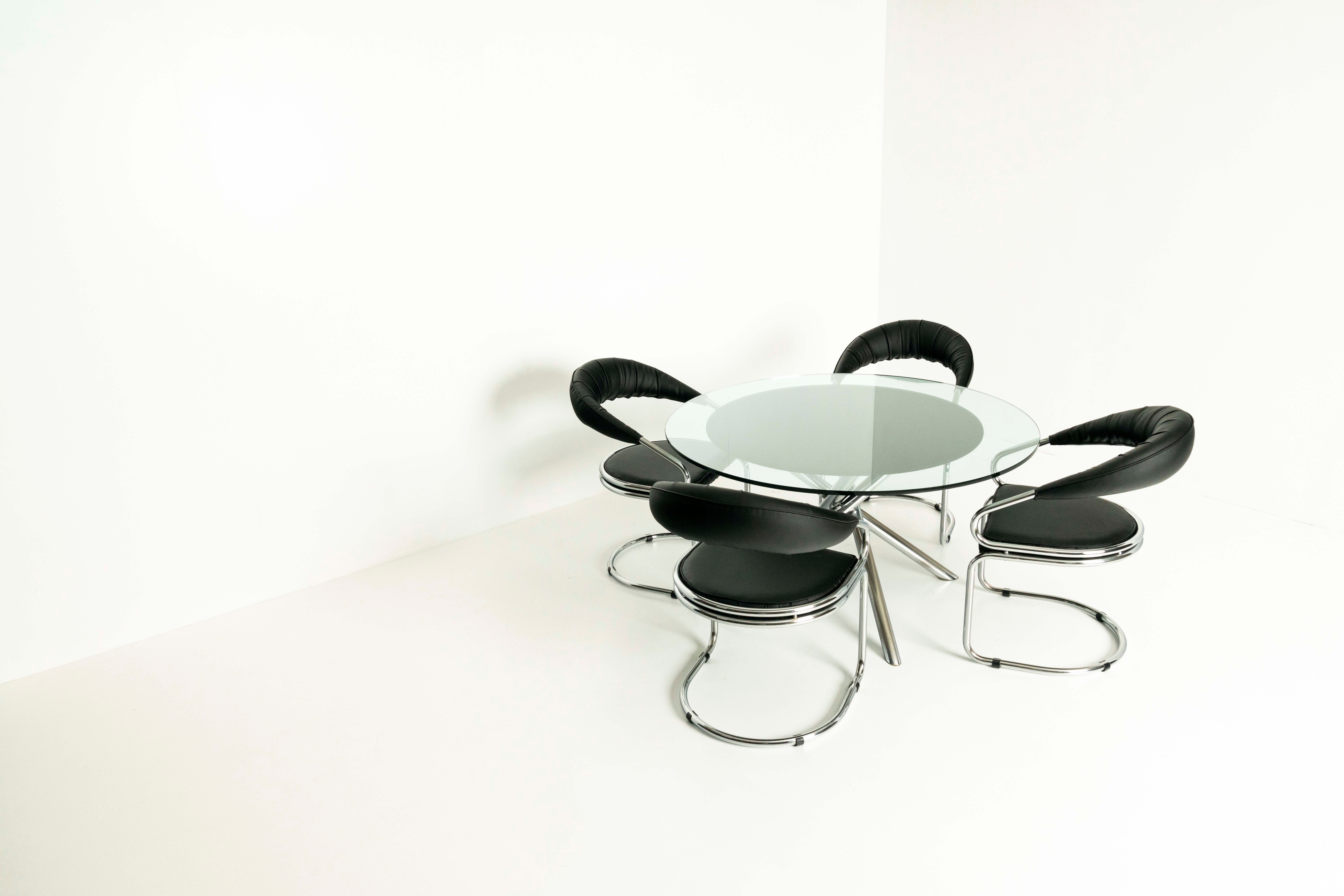 Mid-Century Modern Ensemble de salle à manger avec table et quatre chaises par Giotto Stoppino, Italie, années 1970 en vente