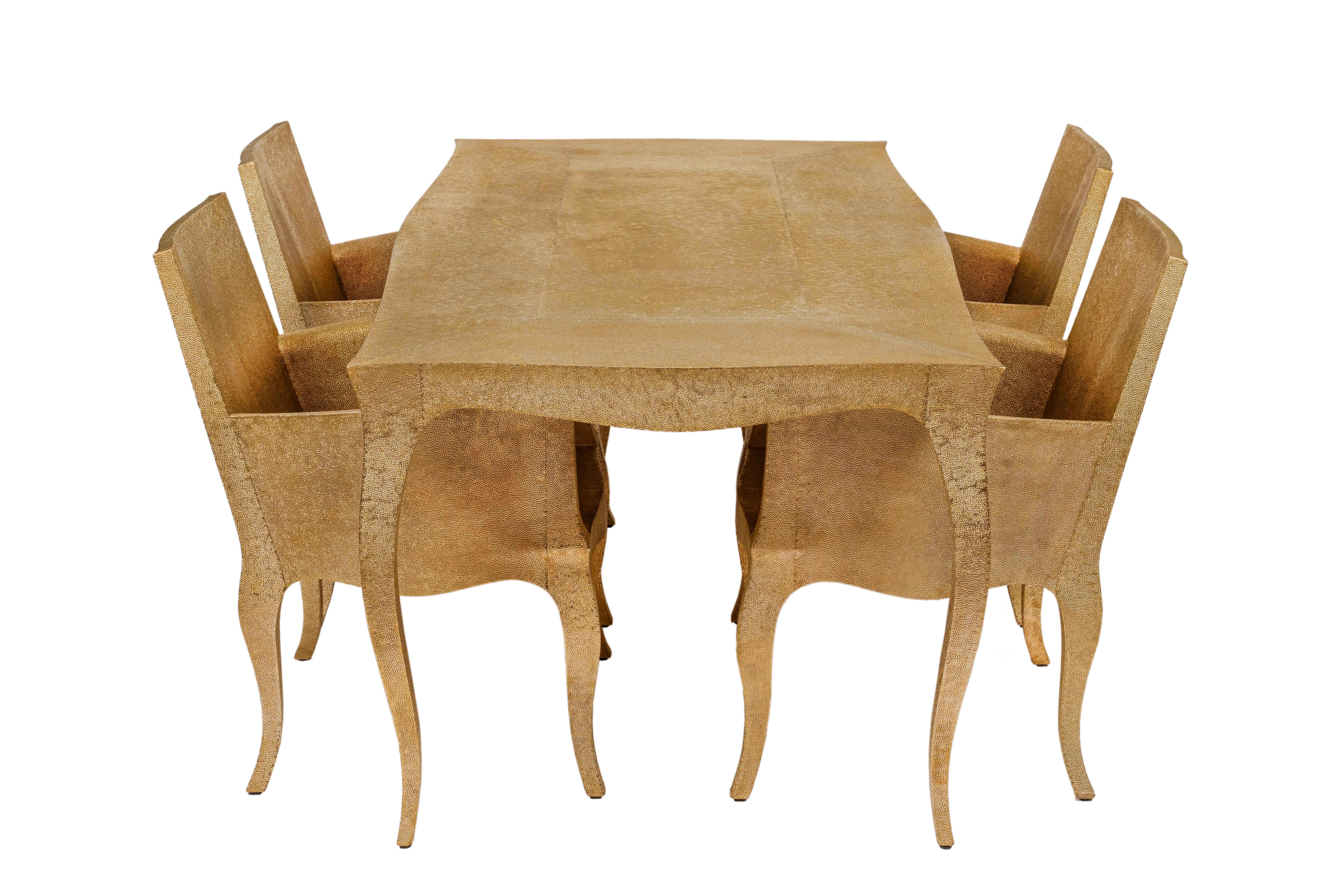 Il set da sala da pranzo in stile Luigi XV con un set di 4 sedie e un tavolo da sala da pranzo Louise è stato progettato dal famoso designer Paul Mathieu. An He scelse il nome 