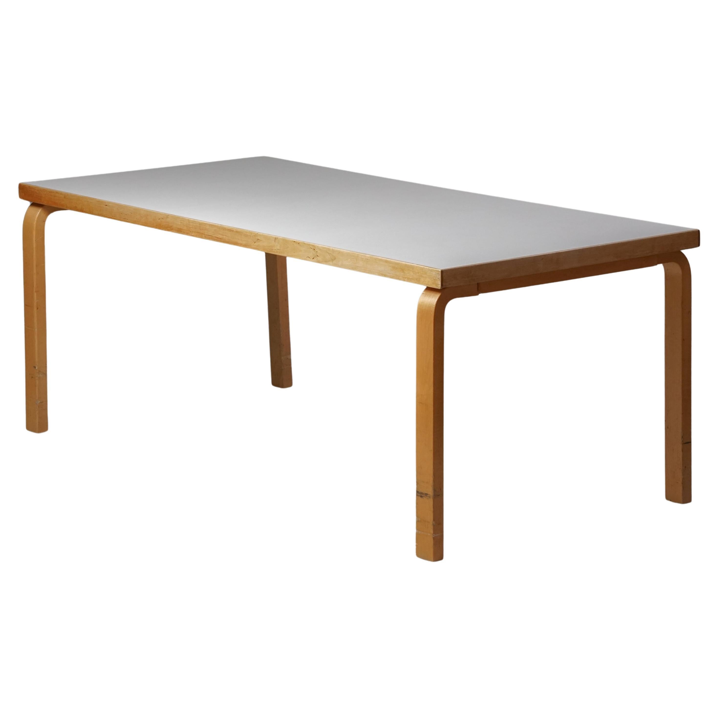 Table de salle à manger, Alvar Aalto, Oy Huonekalu- ja Rakennustyötehdas Ab, années 1950